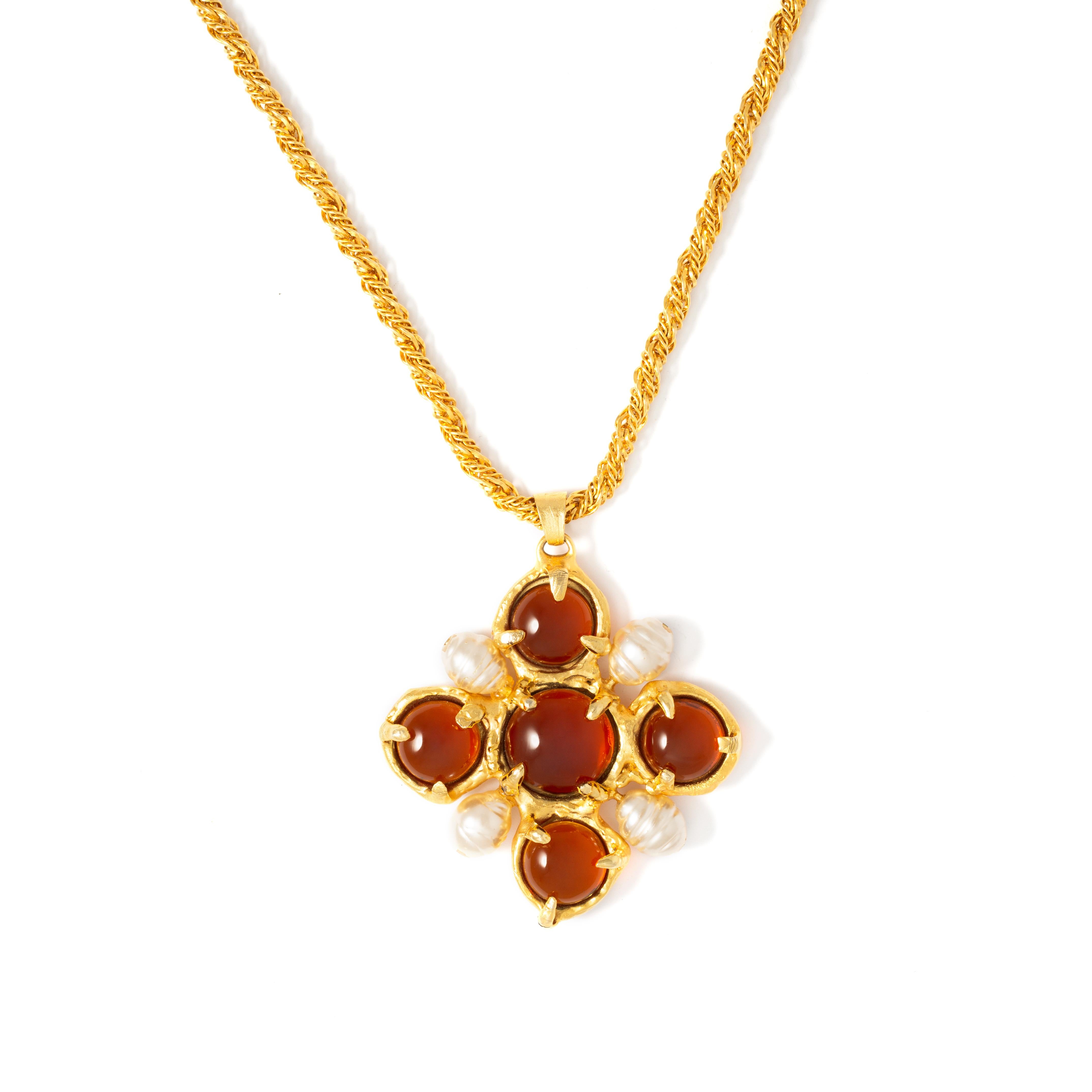 Cross Pendant Necklace. Faux pearl and orange cabochon stones.

Weight. 123.61 grams
Lenght Pendentif: 8.20 cm
Width Pendentif: 7 cm
Lenght Chaine: 103 cm