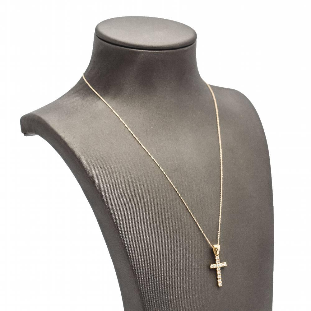 Collana con croce di diamanti per donna  12x diamanti taglio Brilliante con peso totale di 0,55ct. in qualità G/VS  Oro giallo 18kt  2,78 grammi.  Misure: Catena lunga 42 cm con possibilità di 40 cm Ciondolo lungo 2,5 cm, compreso l'anello, e largo