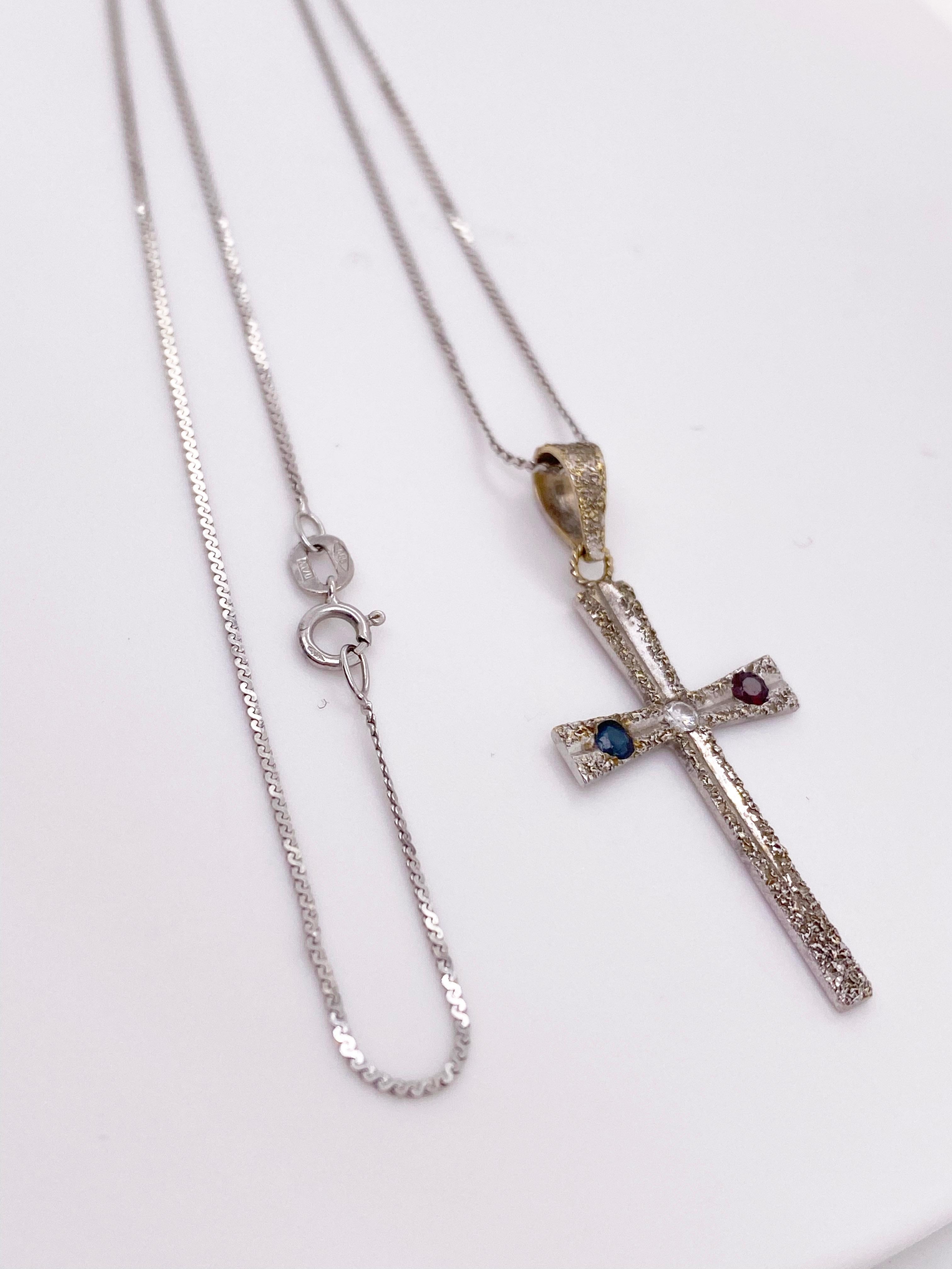 Artisan Collier pendentif croix en or blanc avec saphir, diamant, rubis et croix américaine en vente