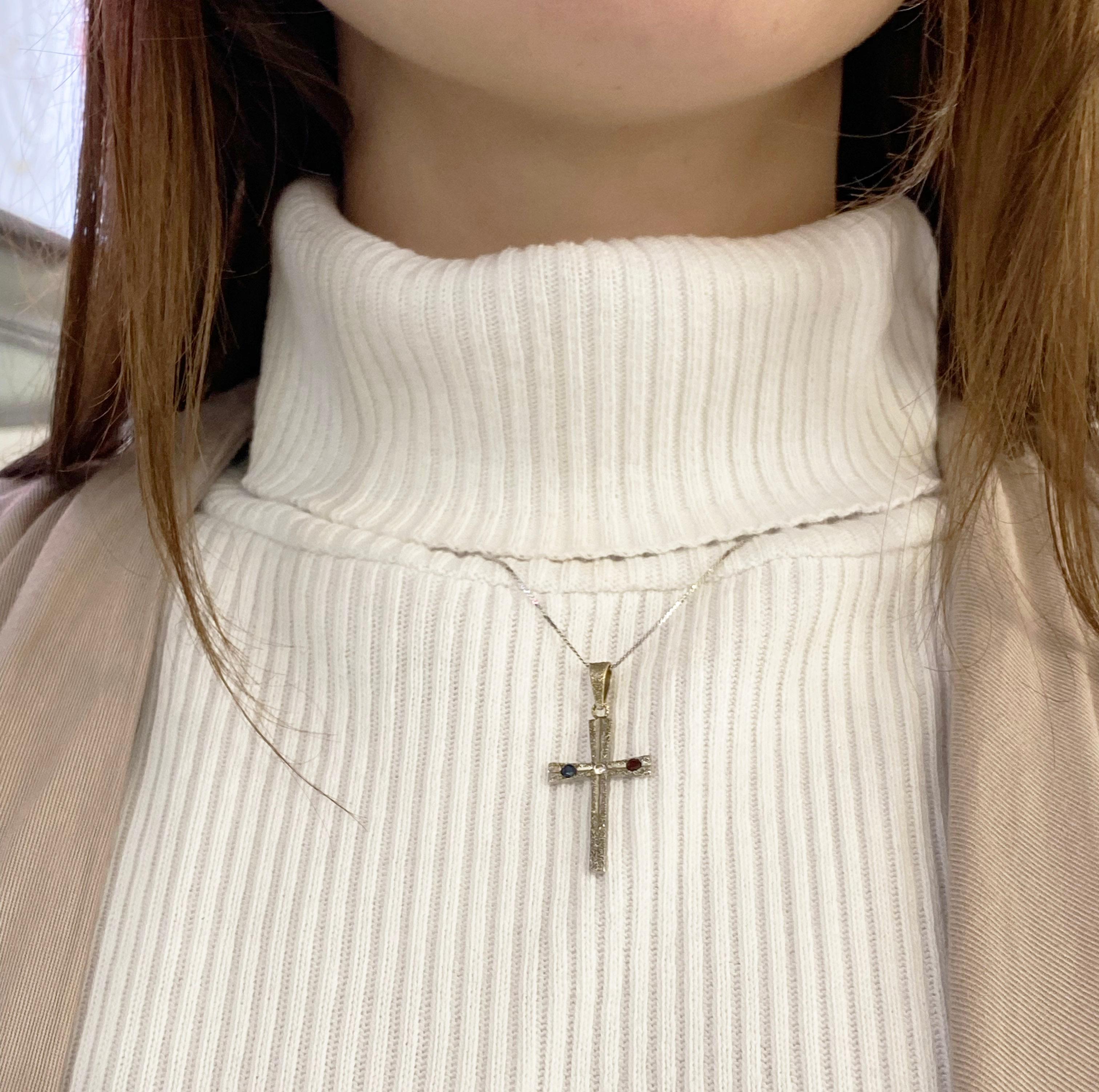 Taille ronde Collier pendentif croix en or blanc avec saphir, diamant, rubis et croix américaine en vente