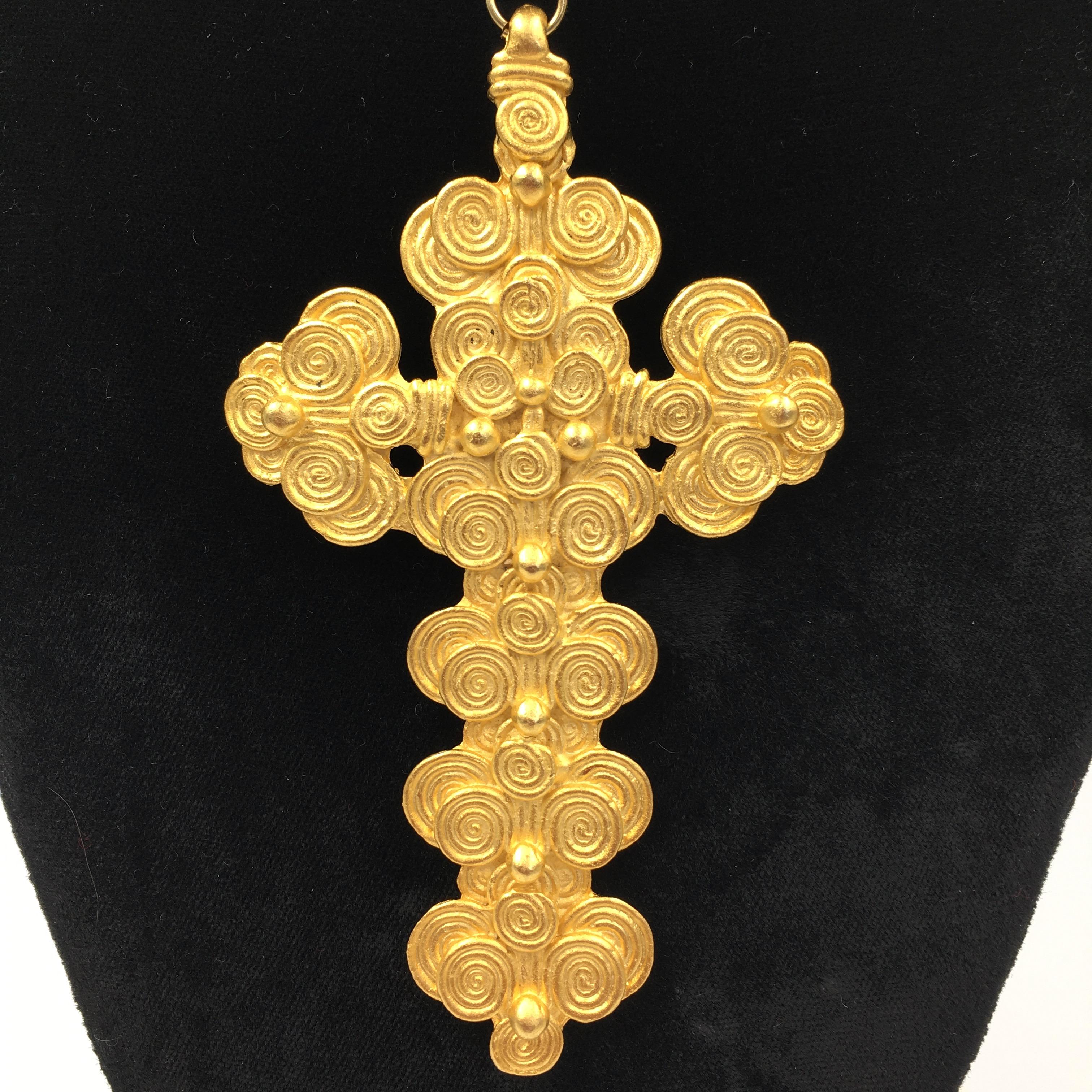 Ciondolo a croce su collana a catena Chucky. Ciondolo a croce con disegno a spirale. Designer sconosciuto. Nessun segno di logo. 
In buone condizioni vintage.

Le misure sono le seguenti:
Catena a goccia- 8 1/2