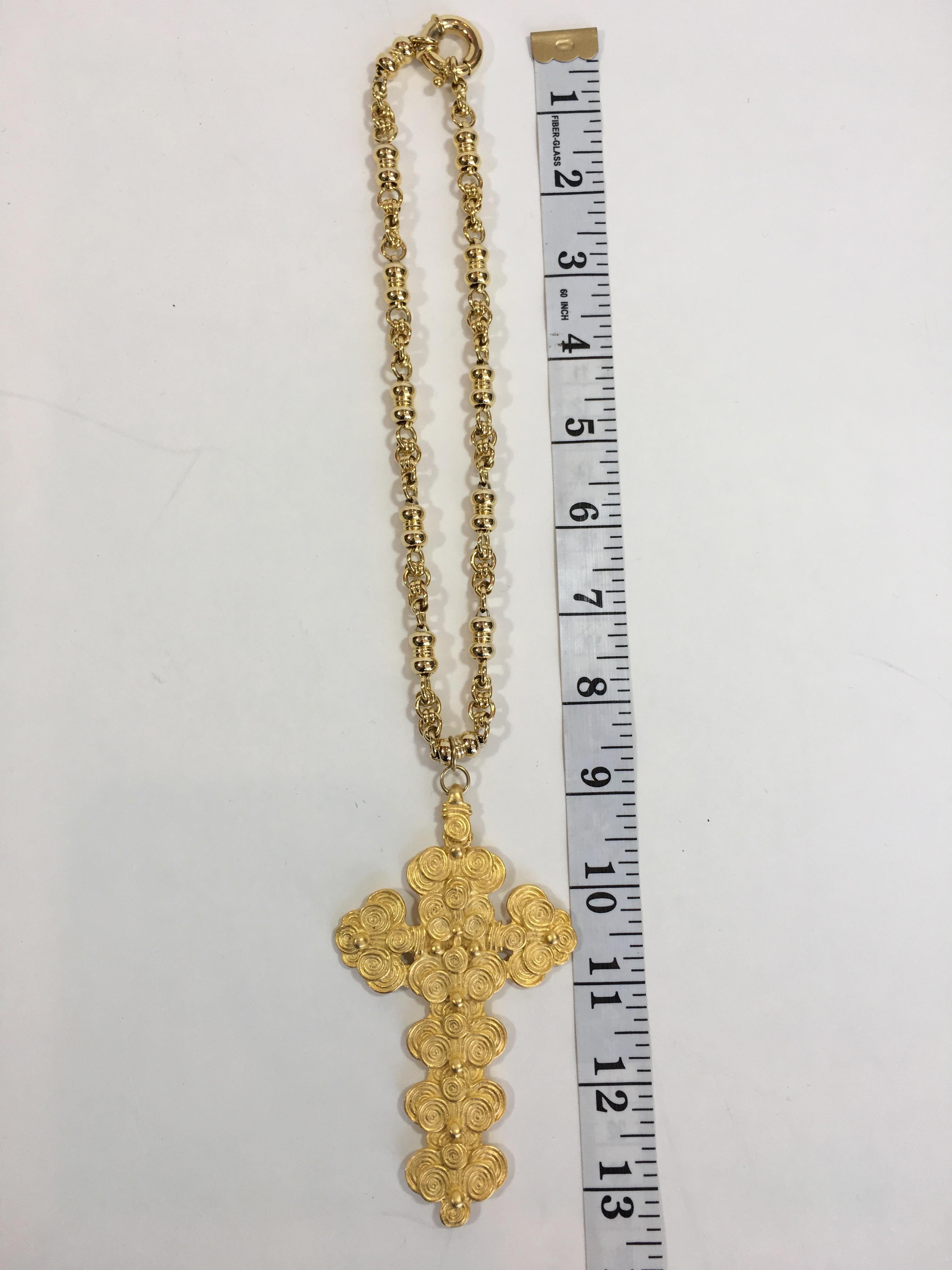 Ciondolo a croce su collana a catena Chucky In condizioni buone in vendita a Los Angeles, CA