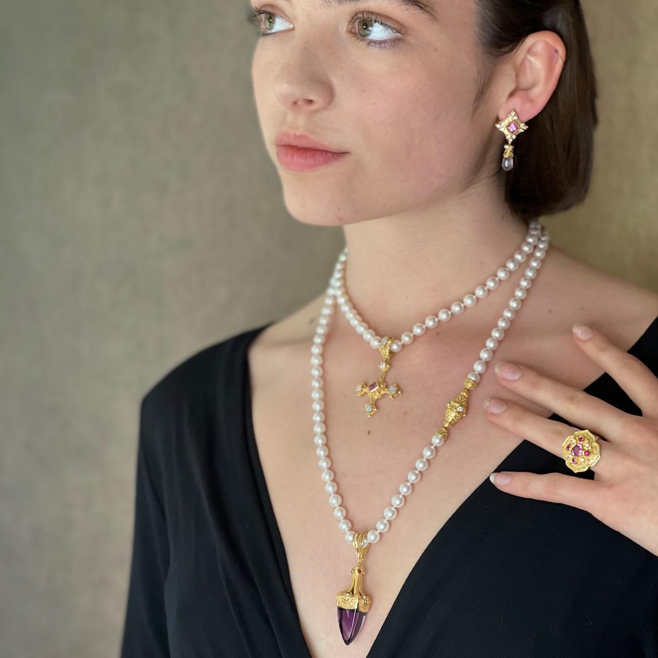 Kreuzanhänger mit rosa Saphir, Opal, Diamant, akzentuiert mit Goldgranulation (Kunsthandwerker*in) im Angebot