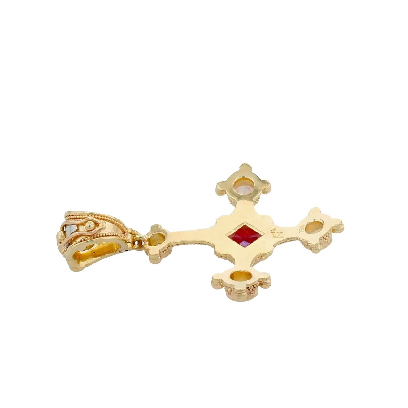 Kreuzanhänger mit rosa Saphir, Opal, Diamant, akzentuiert mit Goldgranulation (Carréschliff) im Angebot