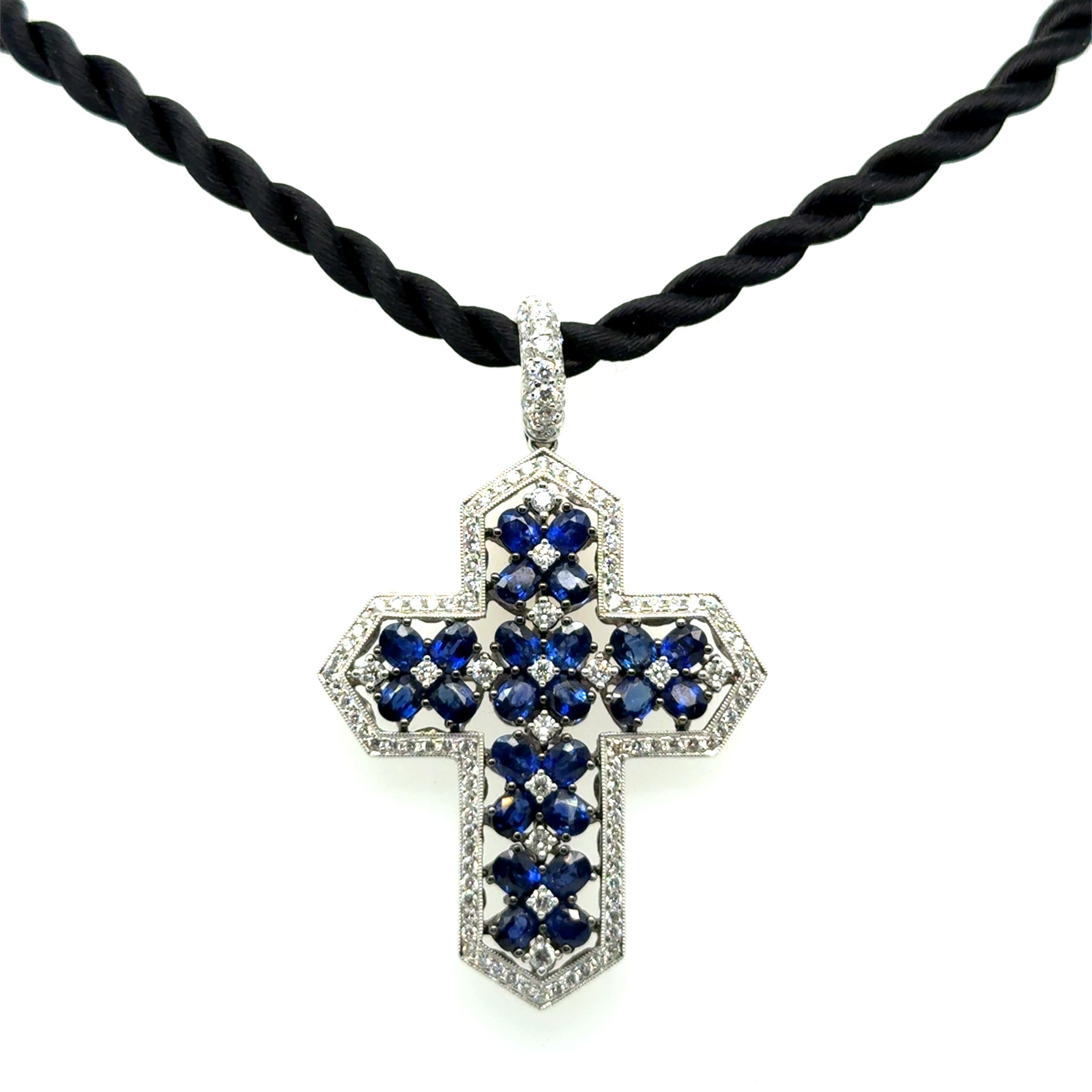 Pendentif croix avec saphirs bleus et diamants en or blanc 18 carats en vente 4