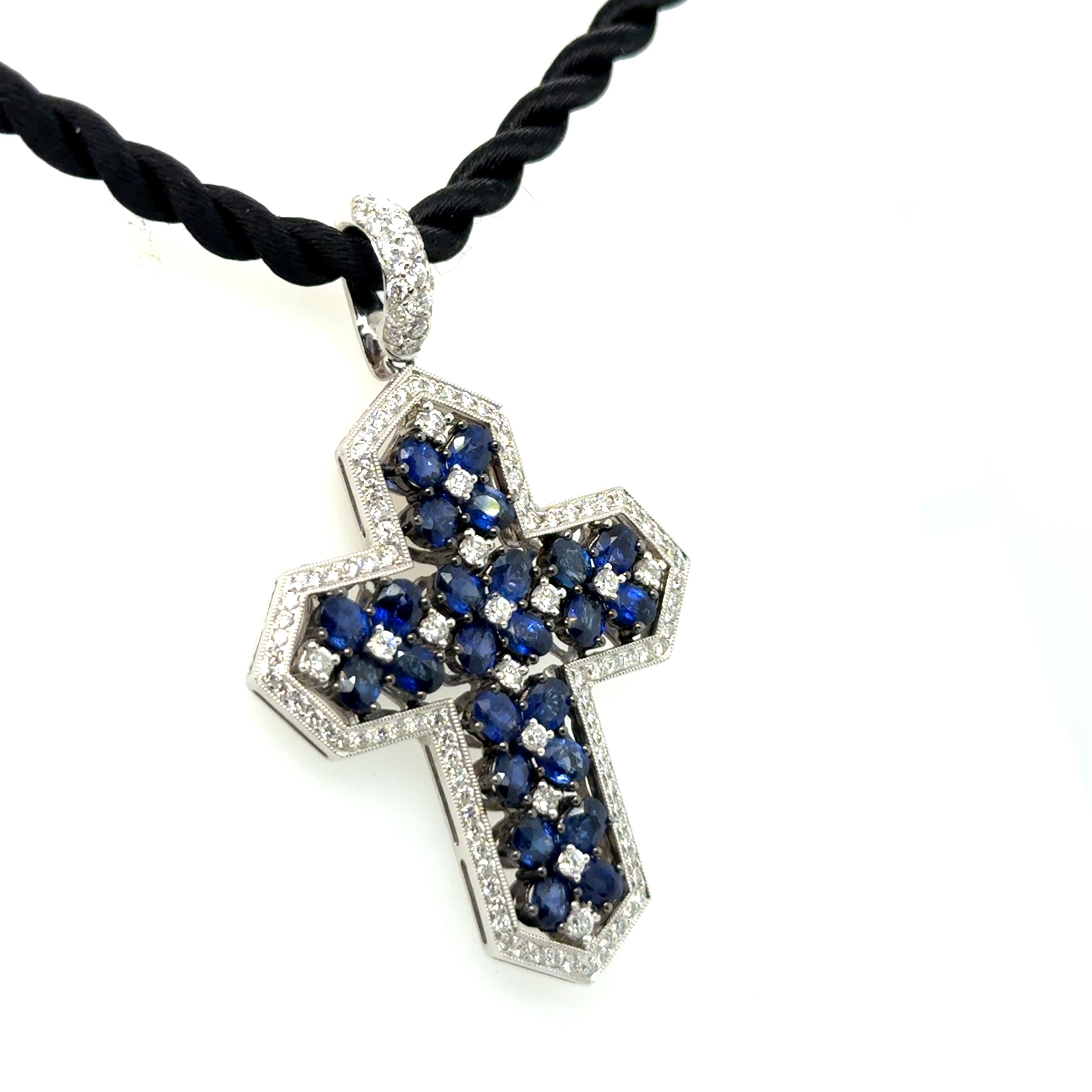 Pendentif croix avec saphirs bleus et diamants en or blanc 18 carats en vente 5