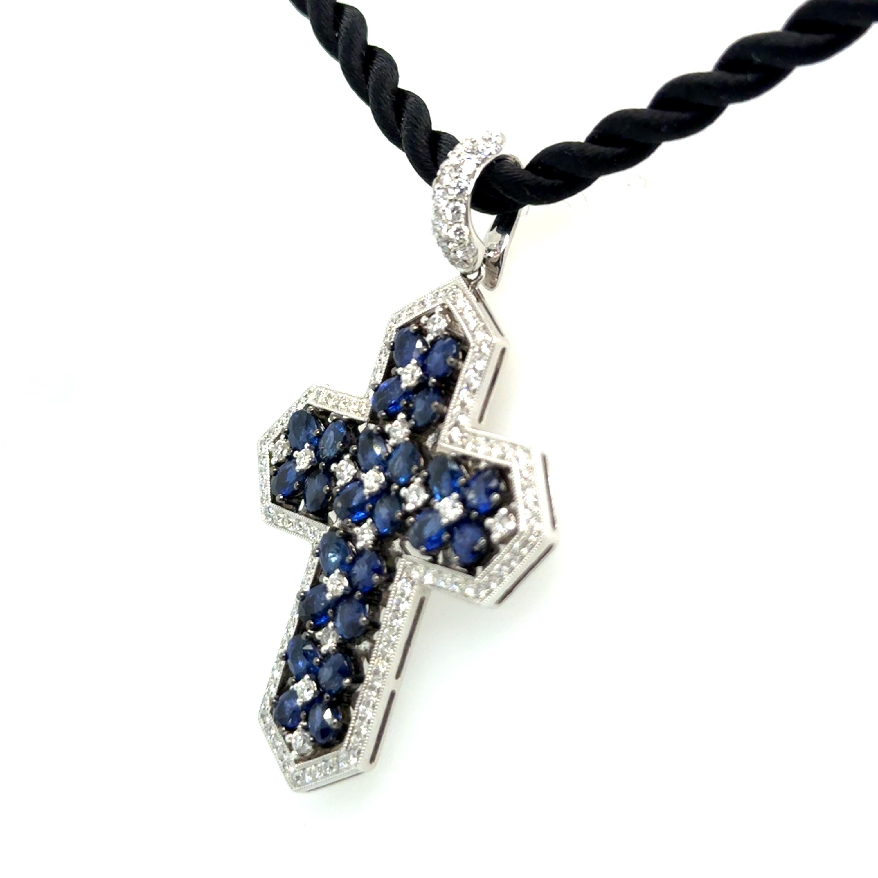 Pendentif croix avec saphirs bleus et diamants en or blanc 18 carats en vente 6
