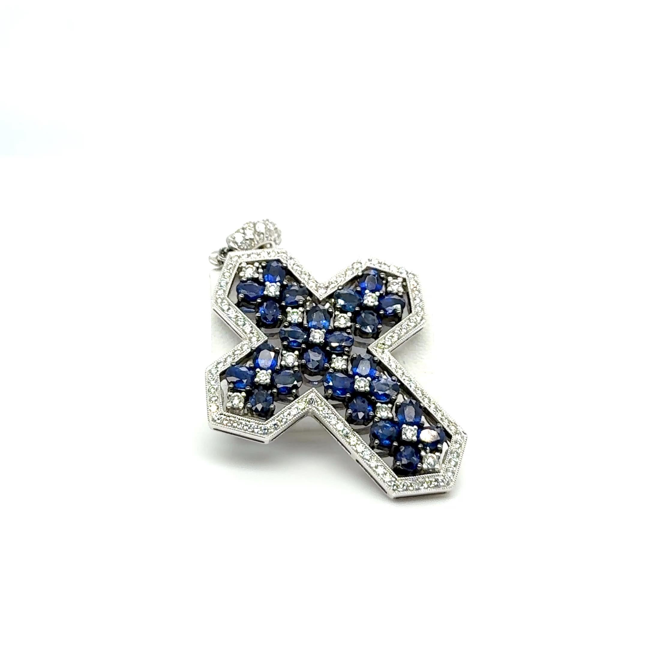 Artiste Pendentif croix avec saphirs bleus et diamants en or blanc 18 carats en vente