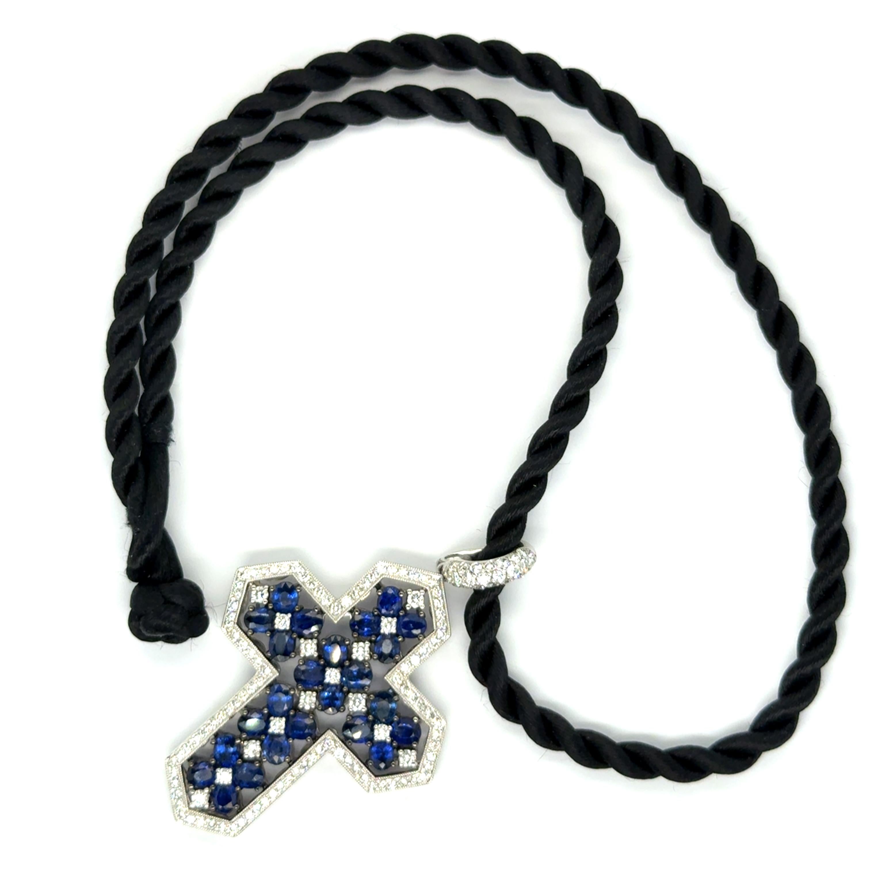 Taille ovale Pendentif croix avec saphirs bleus et diamants en or blanc 18 carats en vente
