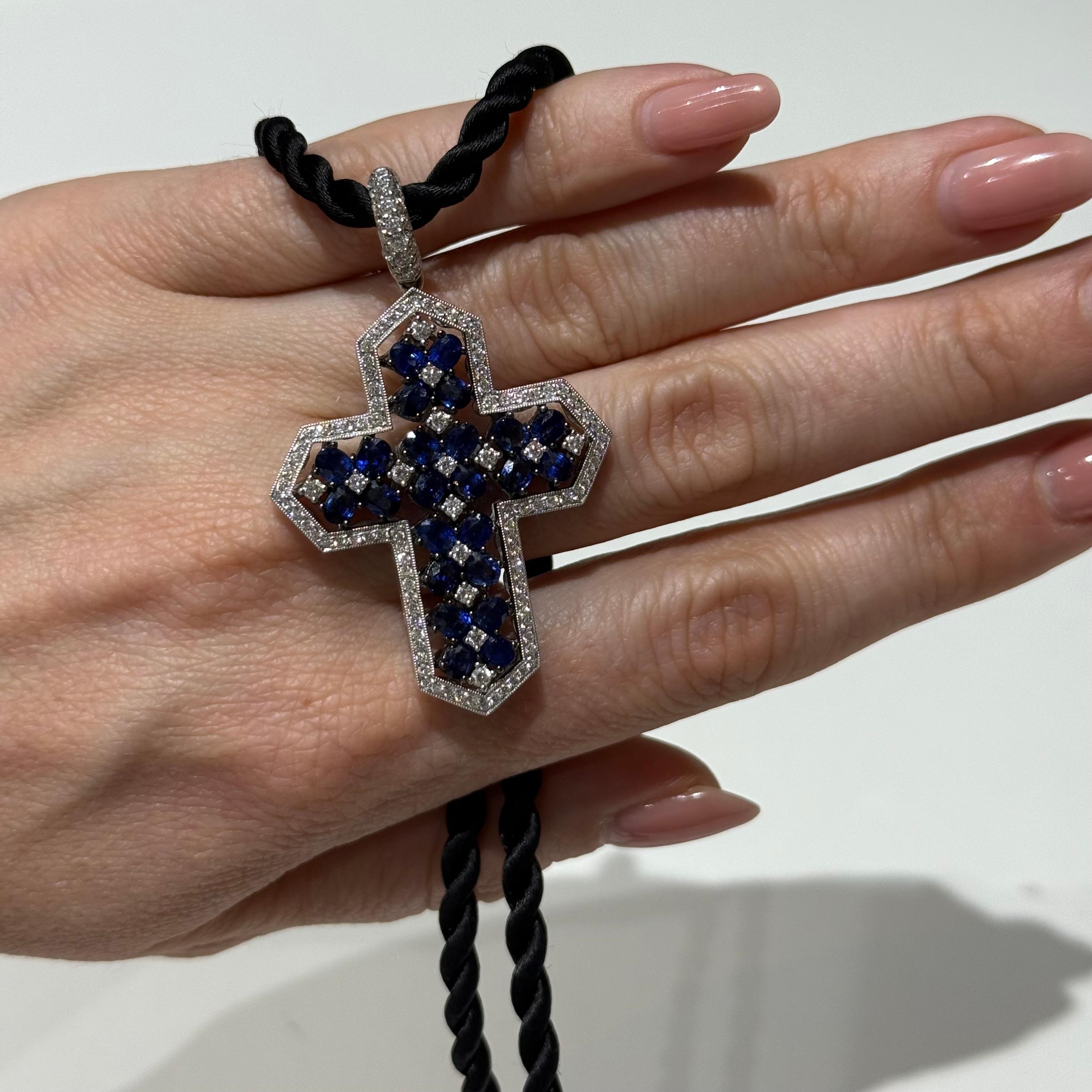 Pendentif croix avec saphirs bleus et diamants en or blanc 18 carats Excellent état - En vente à Lucerne, CH