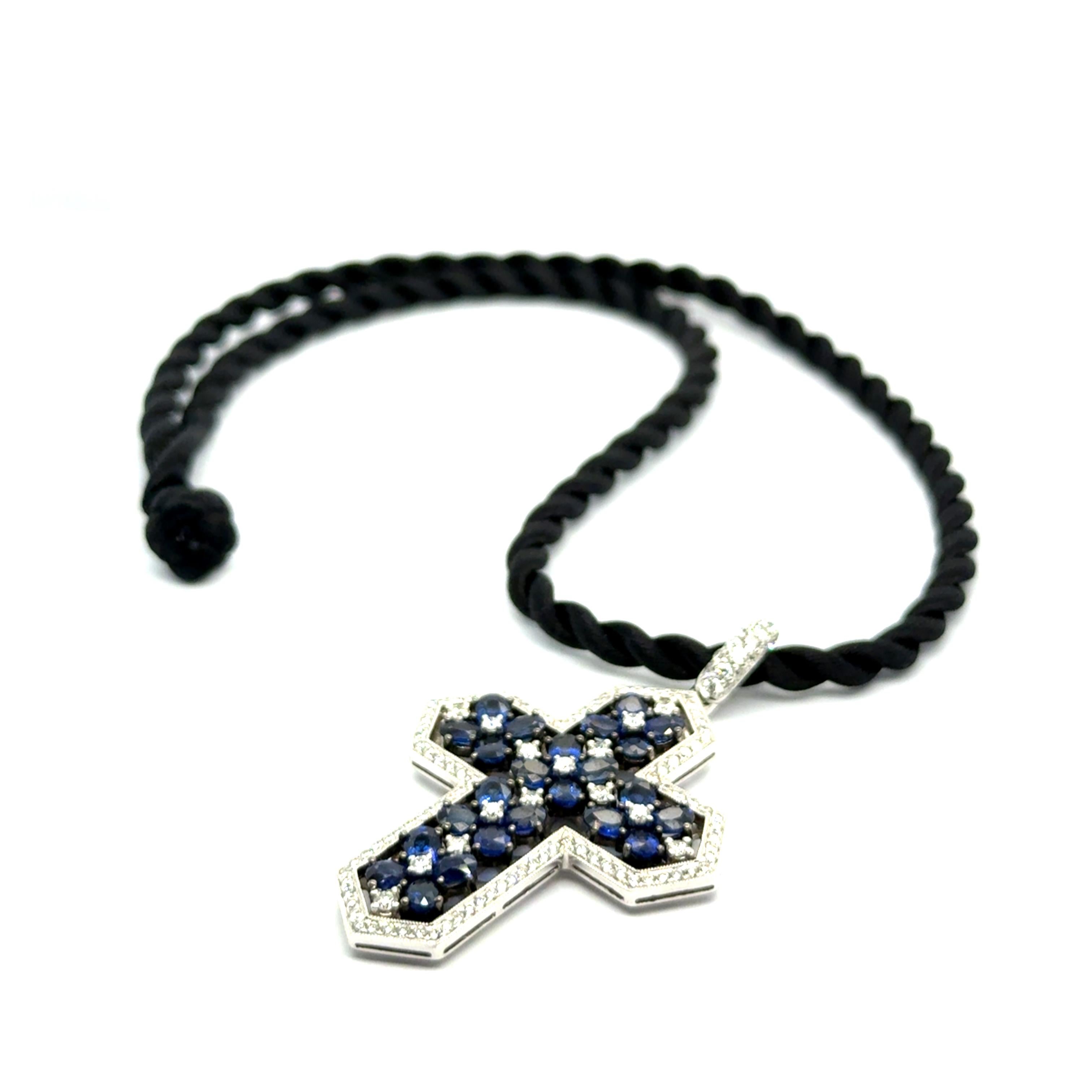 Pendentif croix avec saphirs bleus et diamants en or blanc 18 carats Unisexe en vente