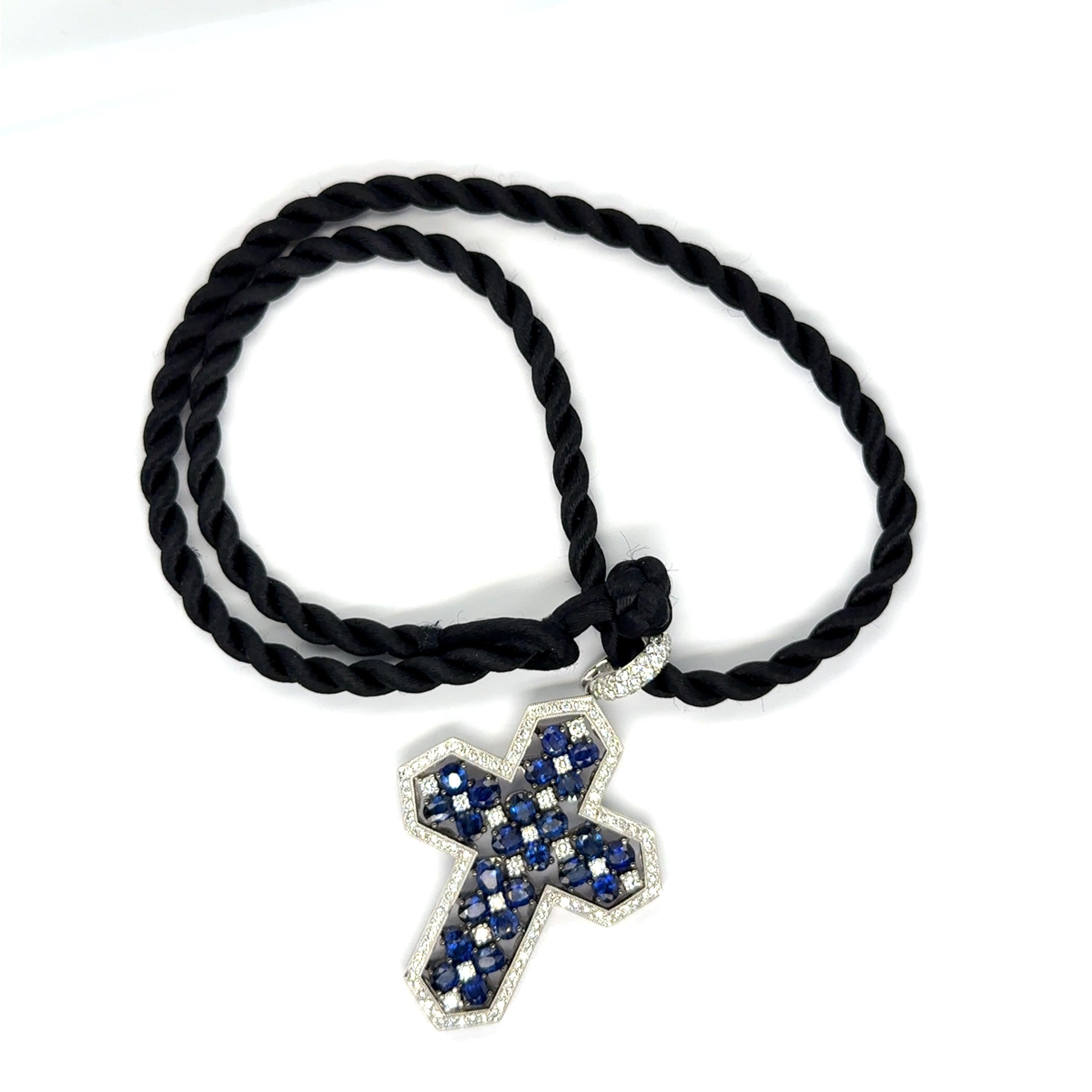Pendentif croix avec saphirs bleus et diamants en or blanc 18 carats en vente 1