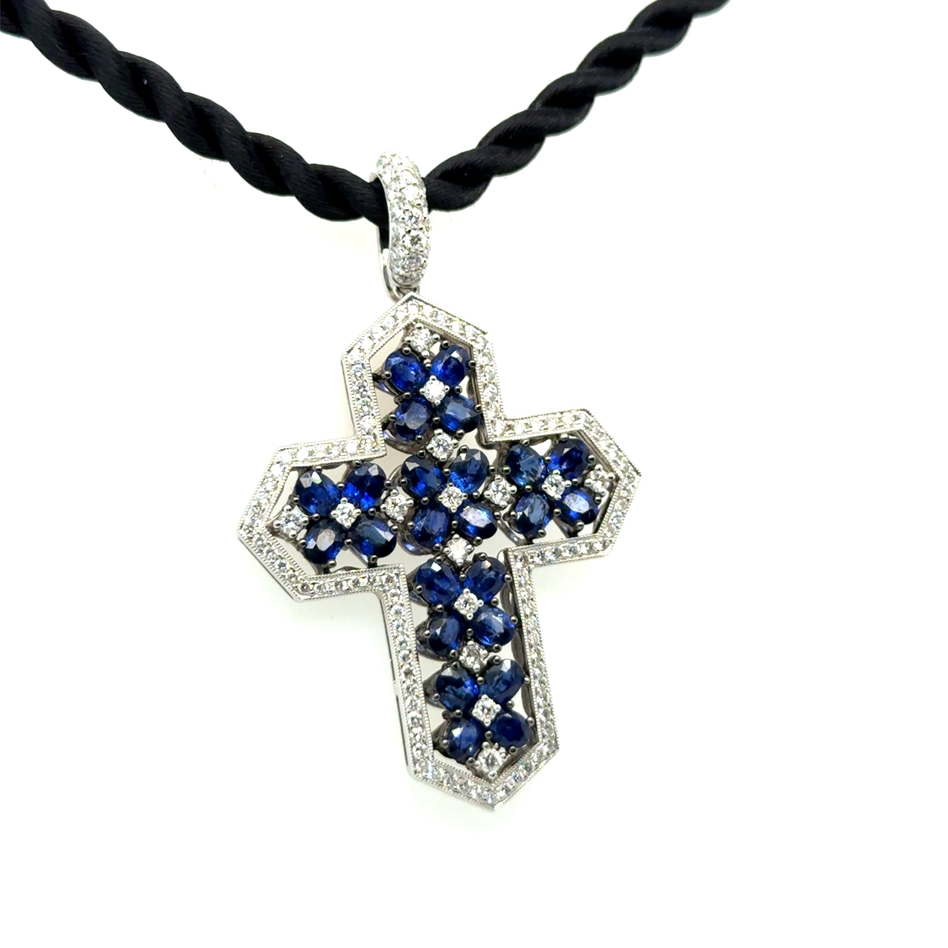 Pendentif croix avec saphirs bleus et diamants en or blanc 18 carats en vente 2