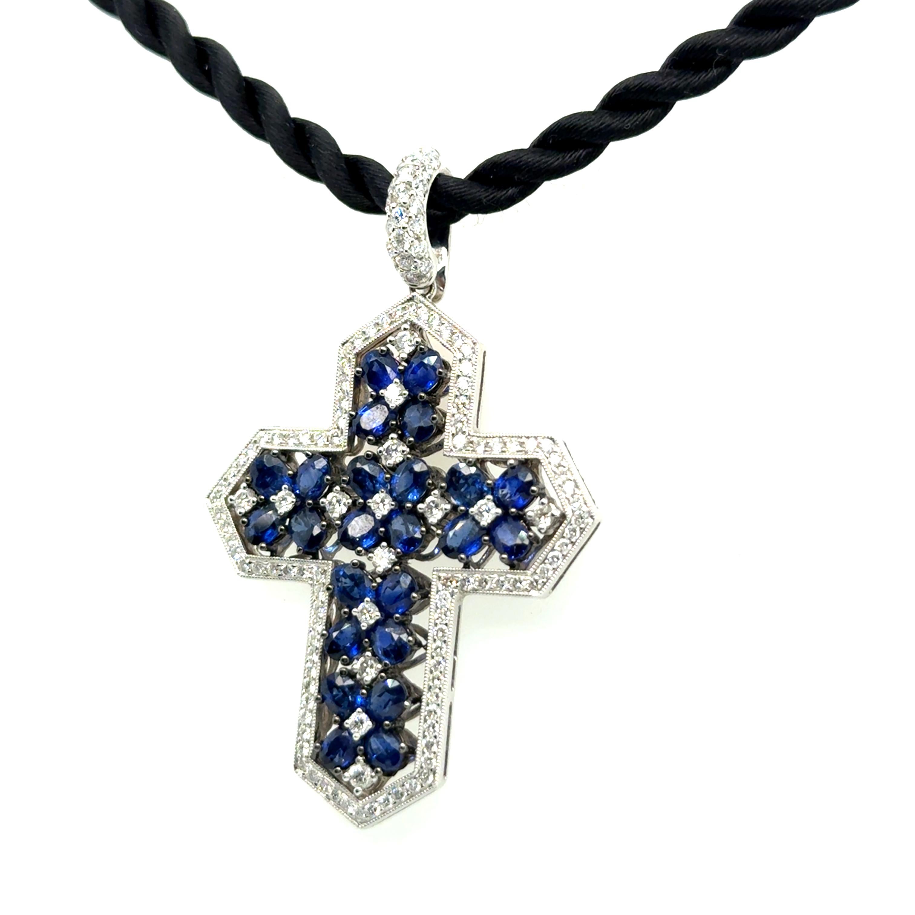Pendentif croix avec saphirs bleus et diamants en or blanc 18 carats en vente 3