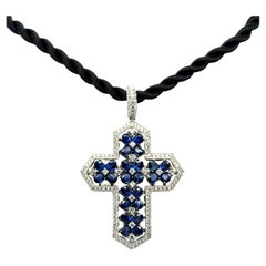 Ciondolo a forma di croce con zaffiri blu e diamanti in oro bianco 18 carati