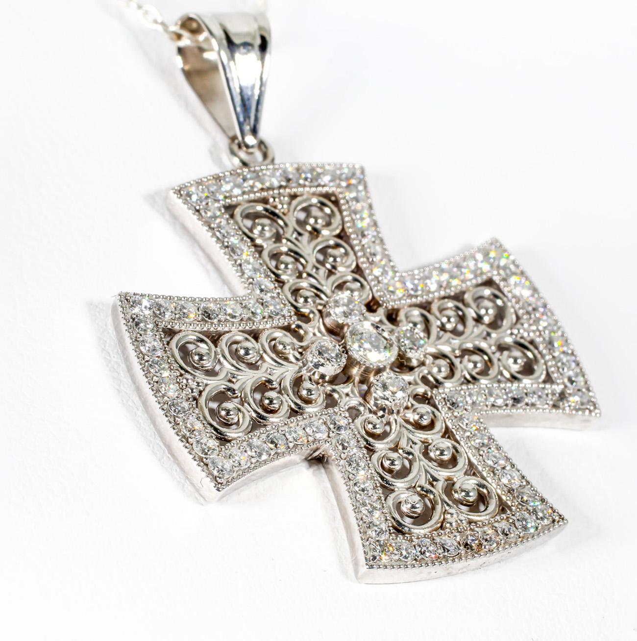 Pendente a croce in oro bianco 14K con castone e diamanti rotondi incastonati. D1.02ct.t.w.