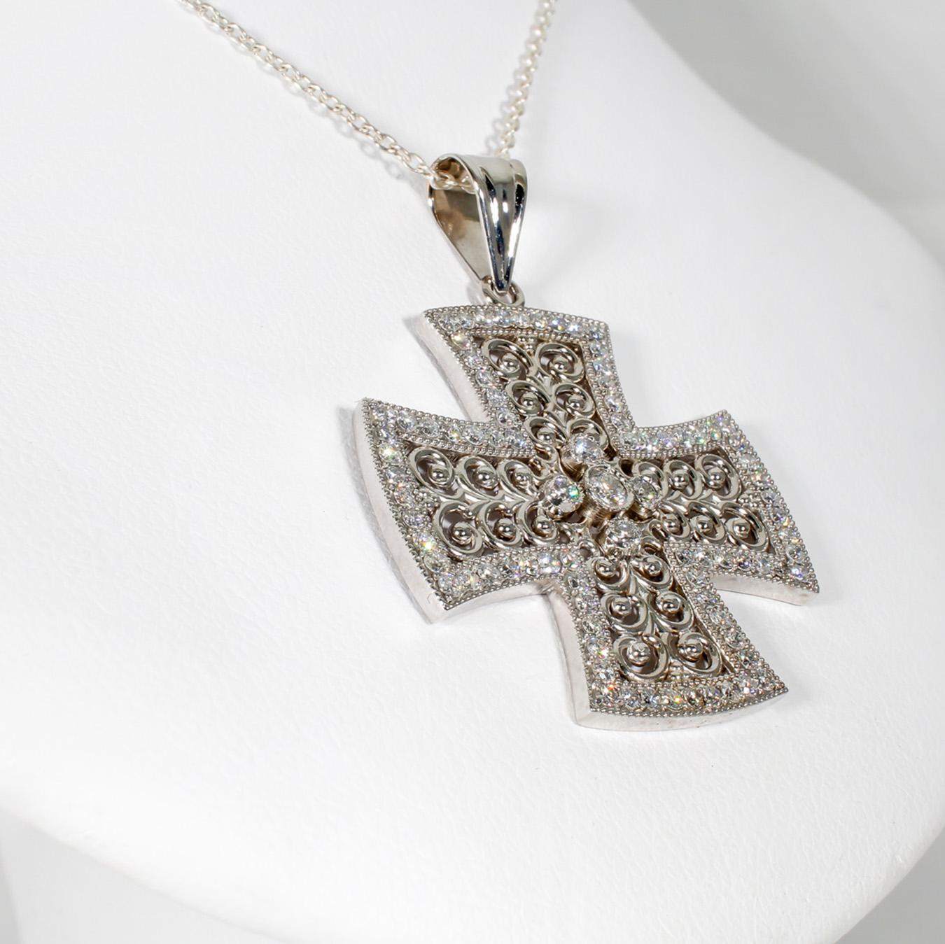 Taglio rotondo Ciondolo a croce con diamanti rotondi. D1.02ct.t.w. in vendita