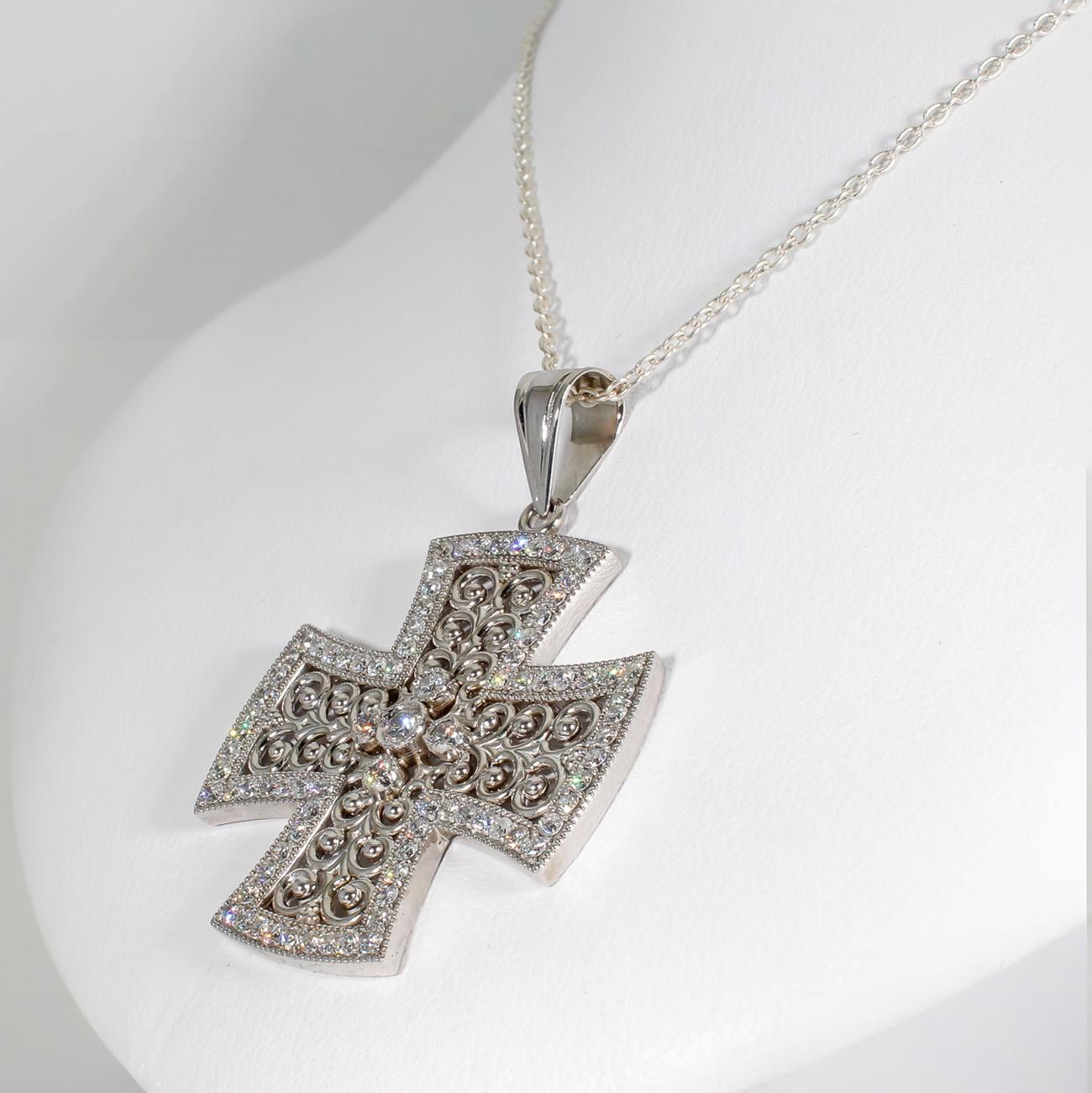 Ciondolo a croce con diamanti rotondi. D1.02ct.t.w. In condizioni Nuovo in vendita a Los Angeles, CA