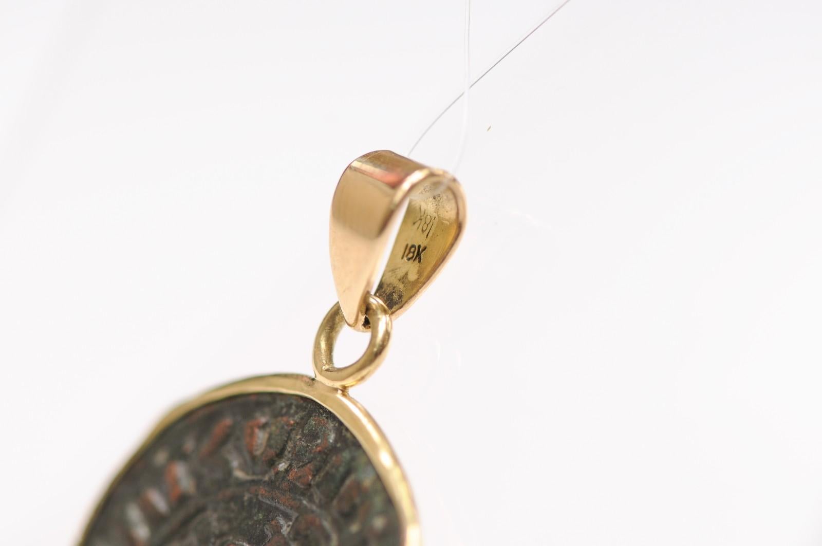 Ciondolo con moneta di bronzo W. Cross Potent Medieval AE con finiture in oro 18 carati in vendita 5