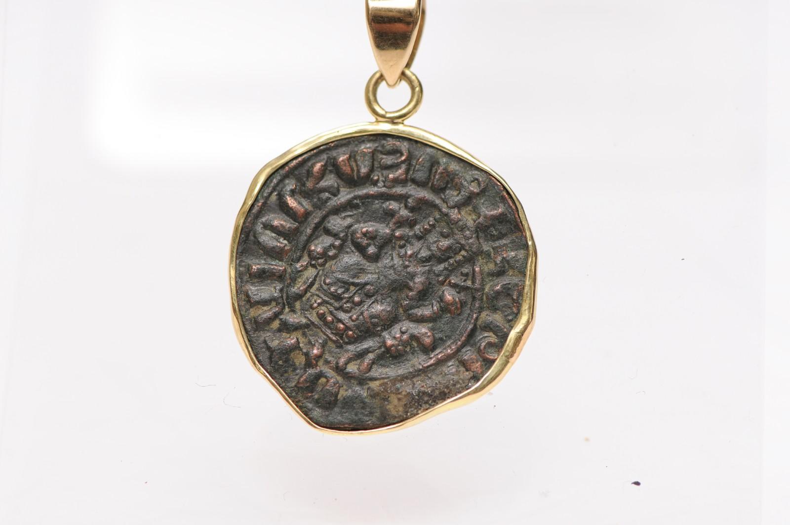 Ciondolo con moneta di bronzo W. Cross Potent Medieval AE con finiture in oro 18 carati in vendita 6