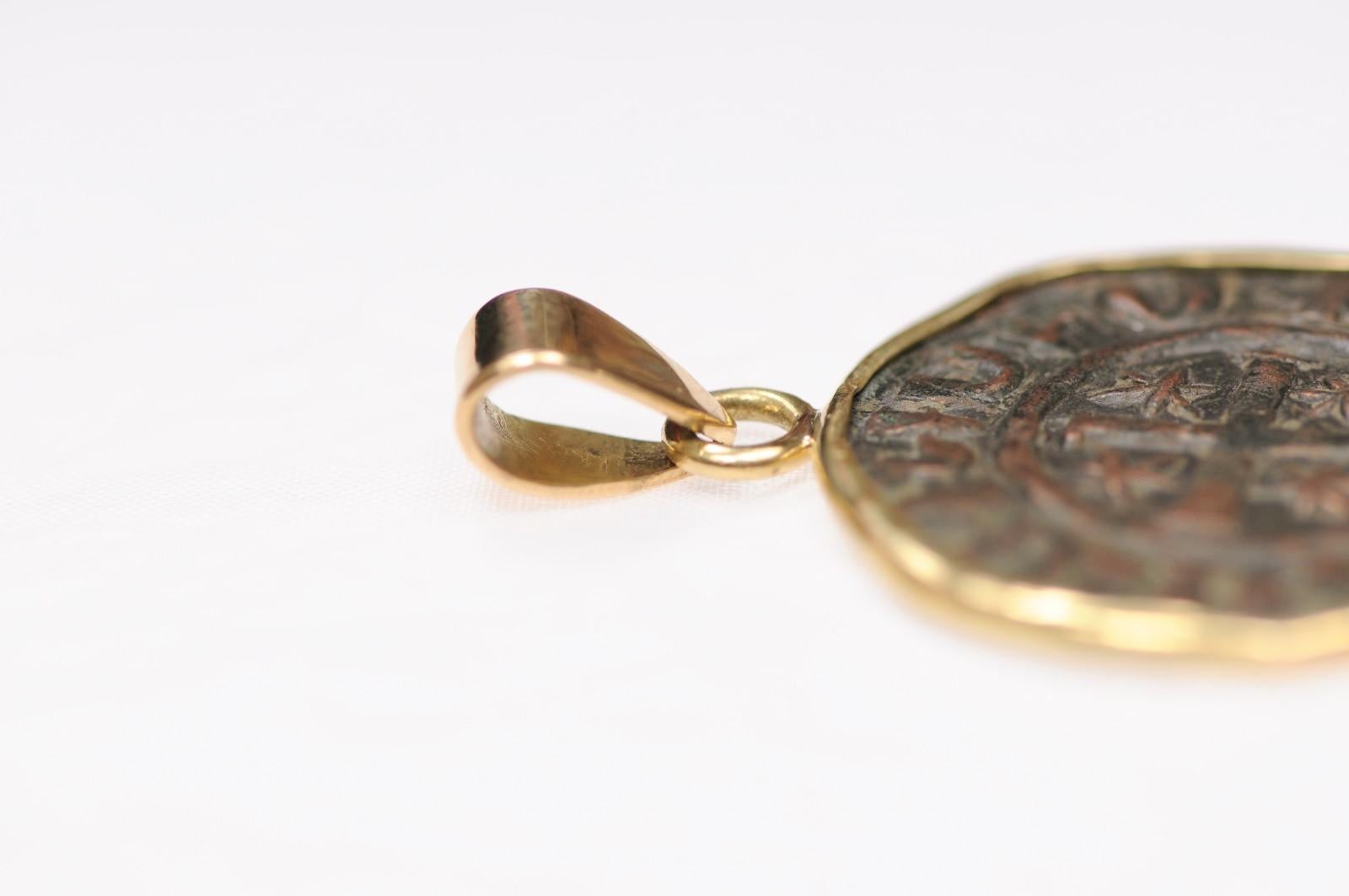 Ciondolo con moneta di bronzo W. Cross Potent Medieval AE con finiture in oro 18 carati in vendita 7