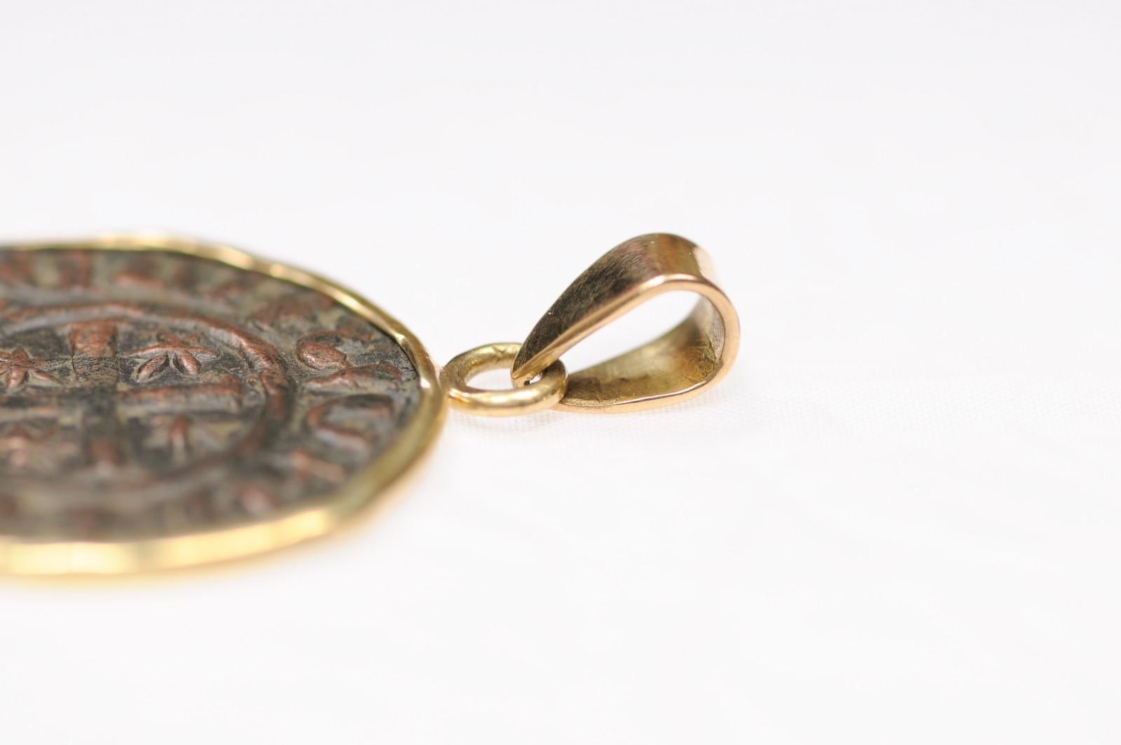 Ciondolo con moneta di bronzo W. Cross Potent Medieval AE con finiture in oro 18 carati in vendita 8