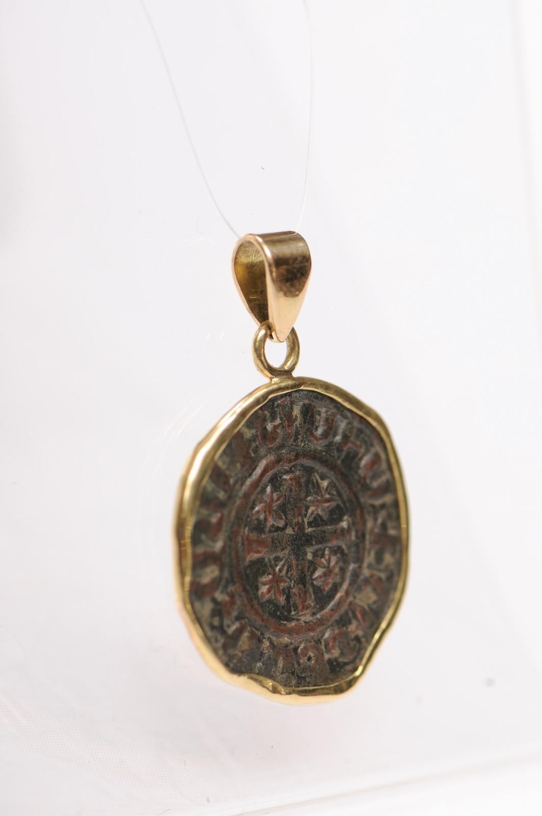 Ciondolo con moneta di bronzo W. Cross Potent Medieval AE con finiture in oro 18 carati In condizioni ottime in vendita a Atlanta, GA