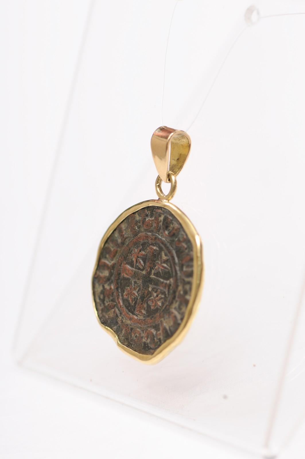 da uomo o donna Ciondolo con moneta di bronzo W. Cross Potent Medieval AE con finiture in oro 18 carati in vendita
