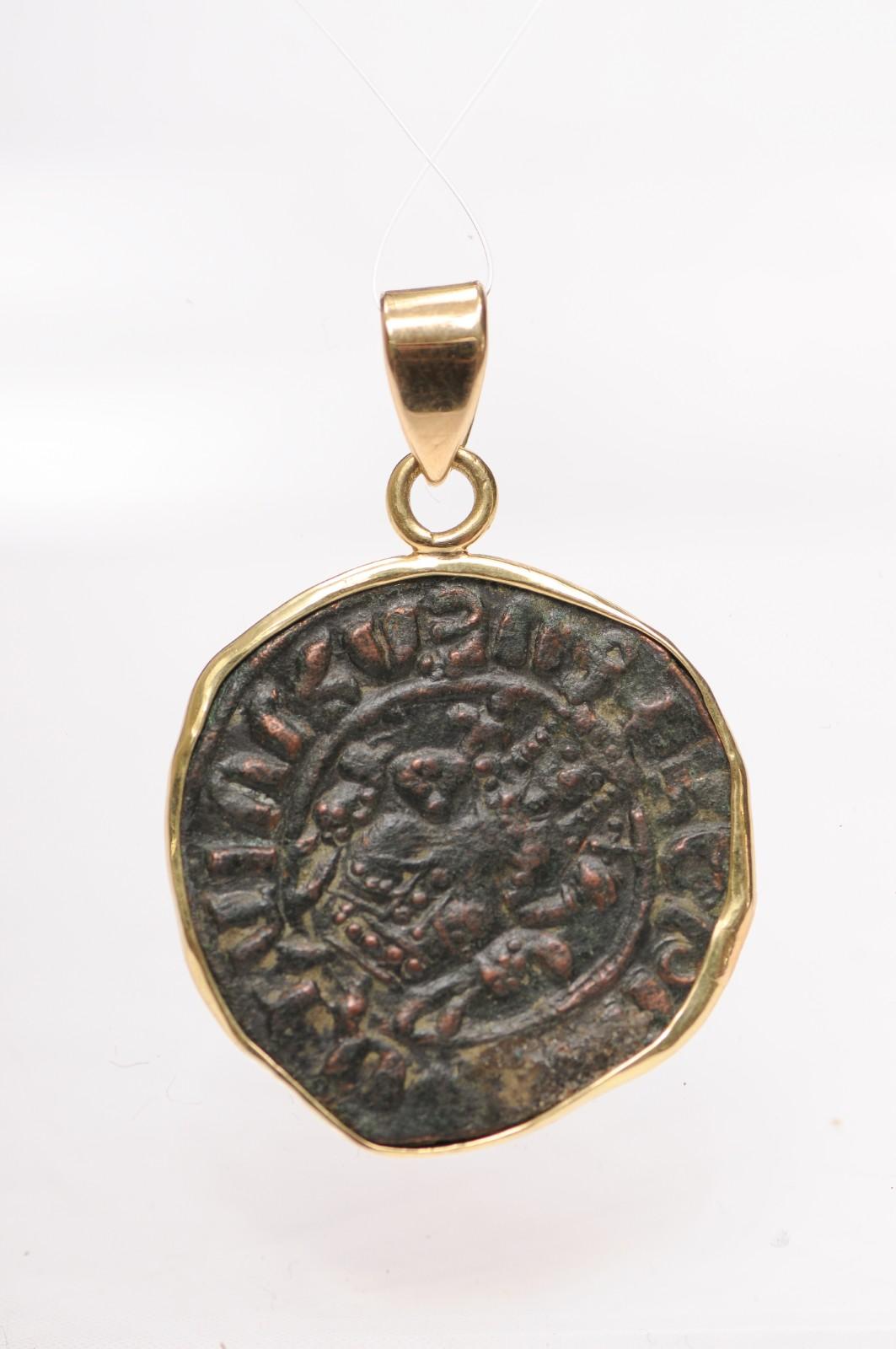 Ciondolo con moneta di bronzo W. Cross Potent Medieval AE con finiture in oro 18 carati in vendita 1