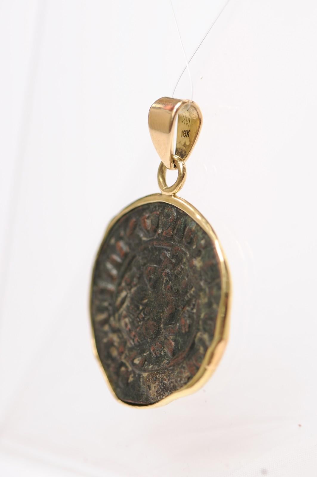 Ciondolo con moneta di bronzo W. Cross Potent Medieval AE con finiture in oro 18 carati in vendita 3