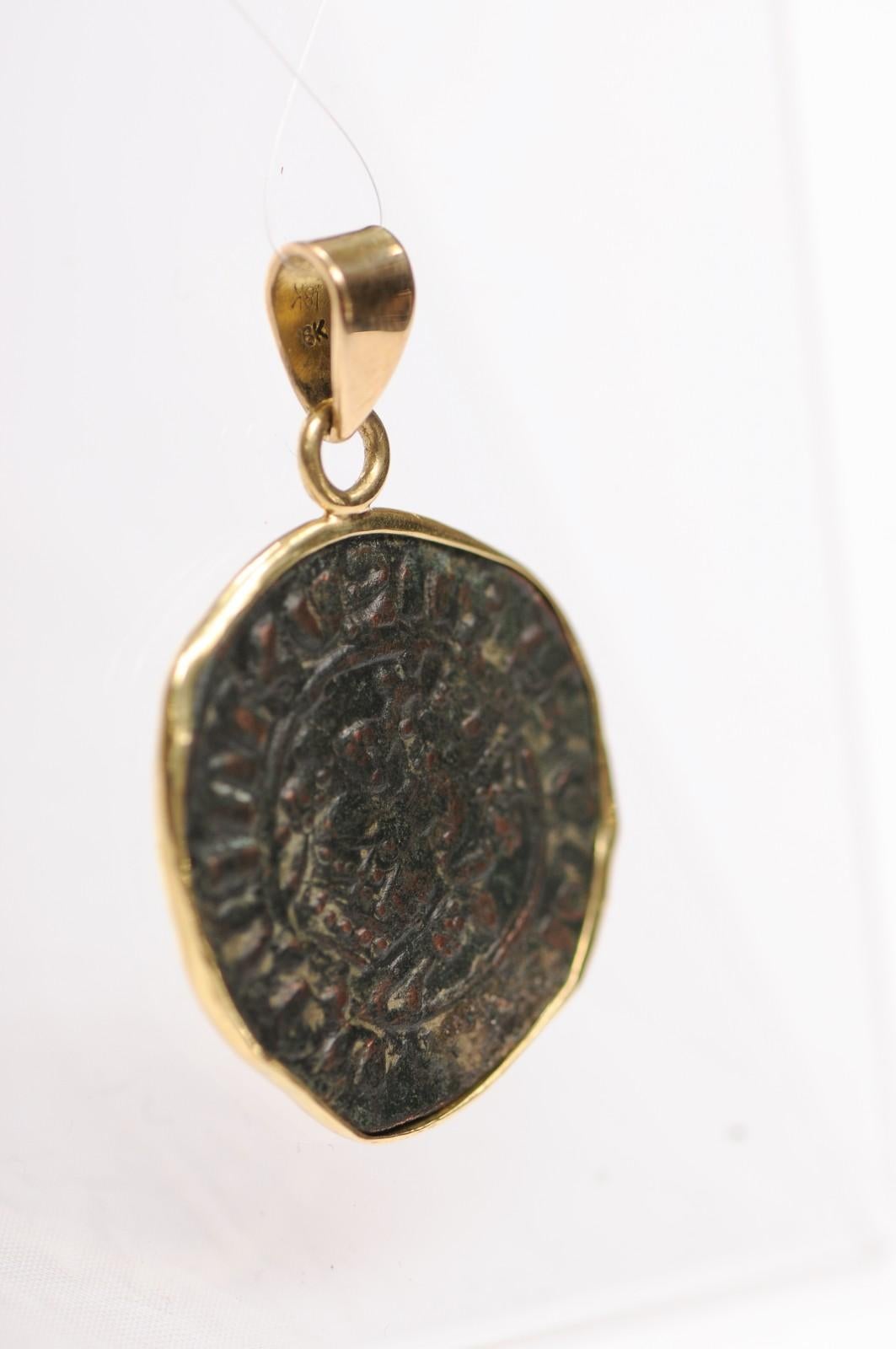 Ciondolo con moneta di bronzo W. Cross Potent Medieval AE con finiture in oro 18 carati in vendita 4