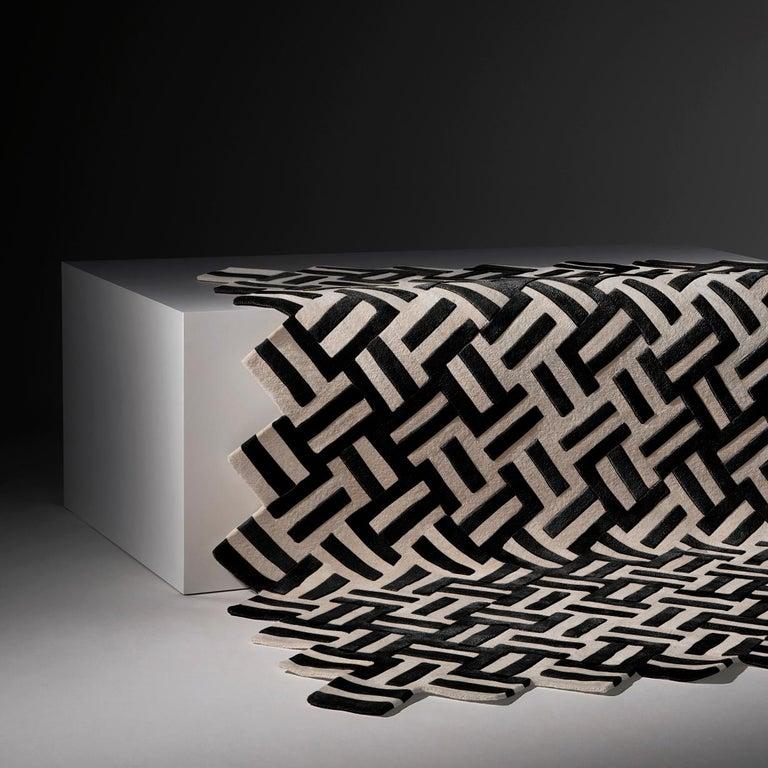 Kreuzteppich von Anatole Royer
Abmessungen: 200 x 290 cm
Kreationen auf Bestellung sind möglich.
Cross ist ein innovatives Teppichsystem mit ineinander verschlungenen grafischen Linien. Inspiriert von den Seemannsknoten, mit einer riesigen Kreuzung