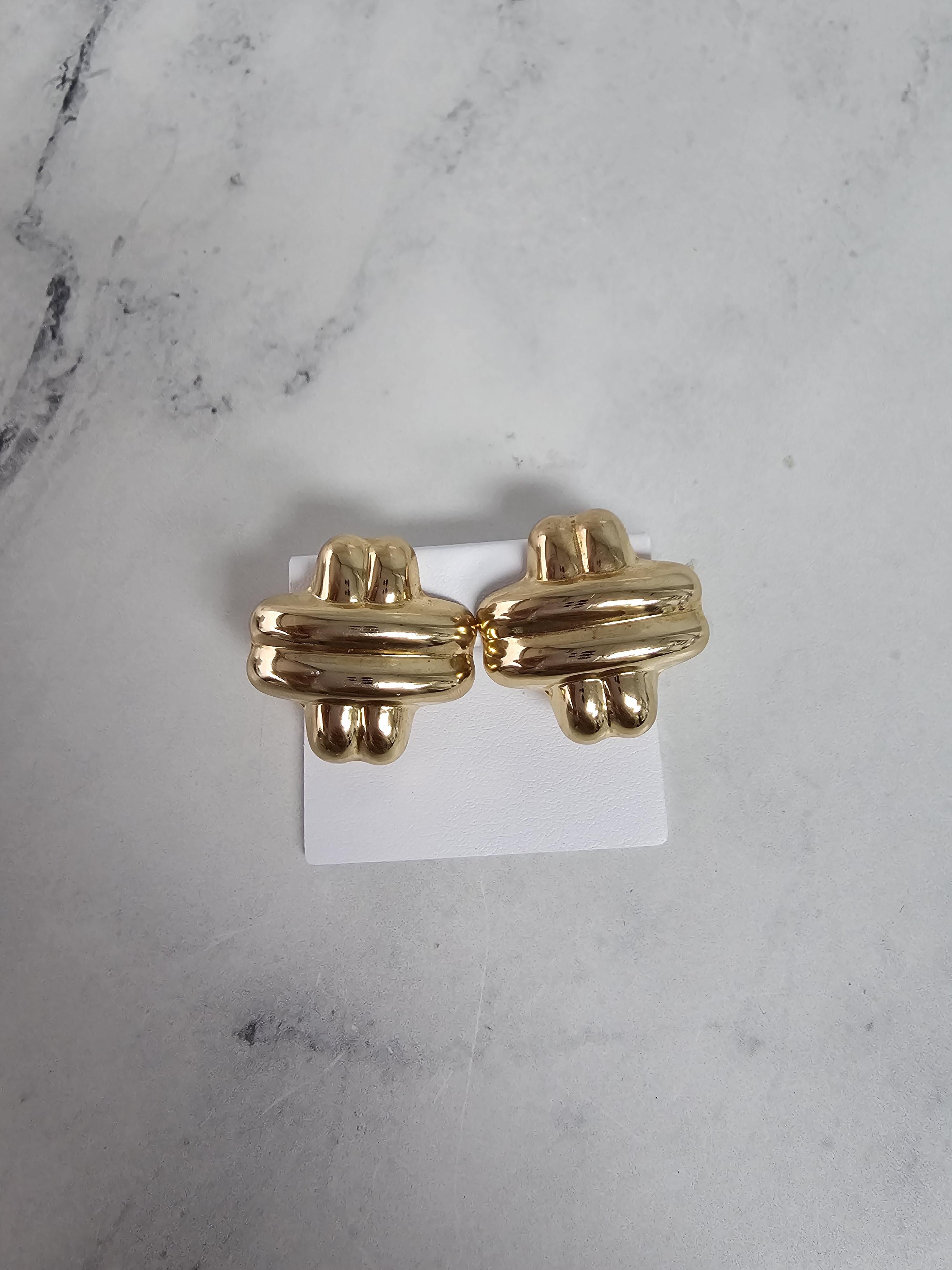 Boucles d'oreilles Omega en or jaune 14k en forme de croix Neuf - En vente à Sugar Land, TX