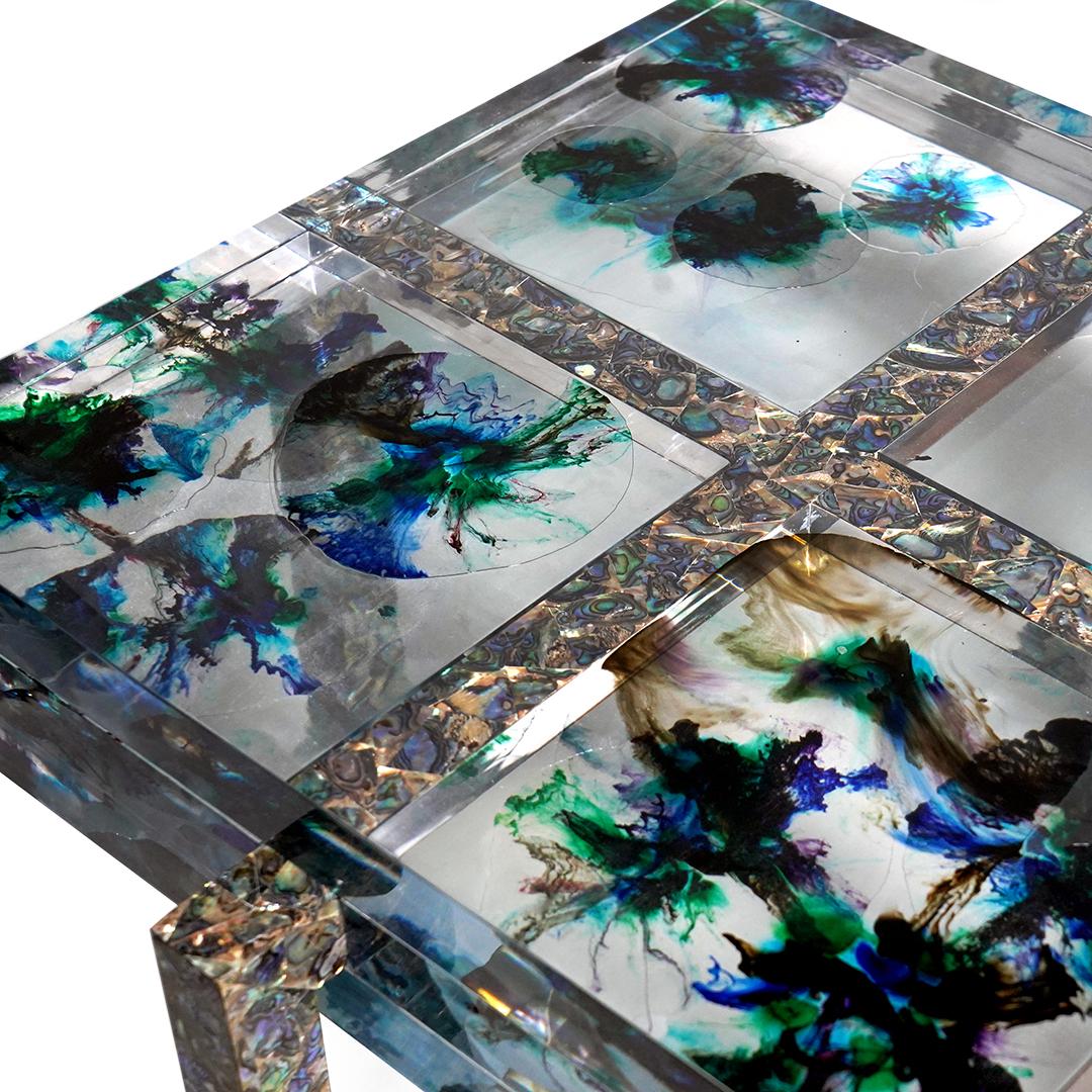 Tavolino Cross The Sea 2 di Jean Pascal Levy-Trumet
Edizione limitata di 4 pezzi.
Dimensioni: D 60 x L 60 x H 55 cm.
Materiali: Metallo, poliestere e madreperla Abalone.

Disponibile in tre diversi modelli. Contattateci.

Dopo essermi diplomata dopo