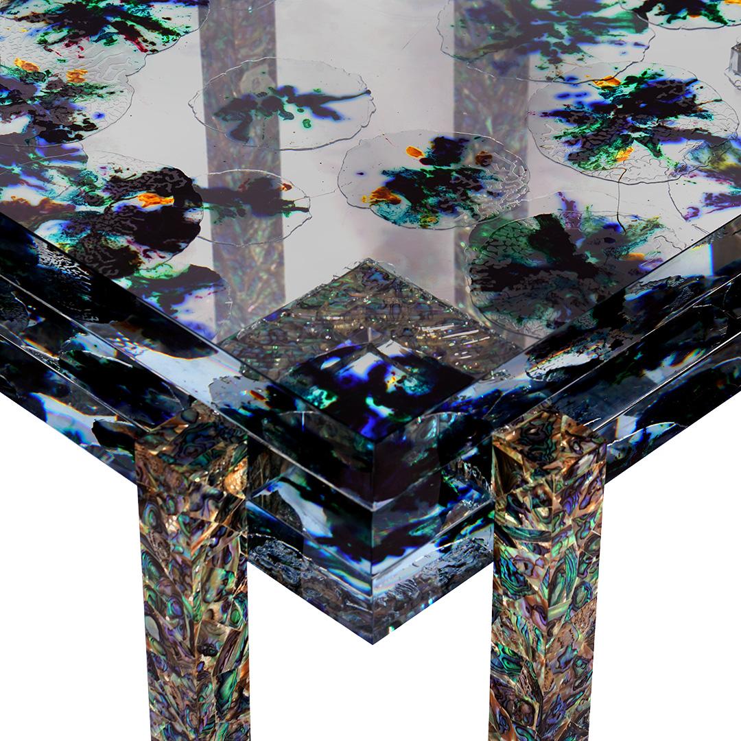 Table d'appoint Cross The Sea 3 par Jean Pascal Levy-Trumet
Edition limitée à 5 pièces.
Dimensions : D 60 x L 60 x H 60 cm.
Matériaux : Métal, polyester et nacre d'abalone.

Disponible en trois modèles différents. Veuillez nous contacter.

Après 4