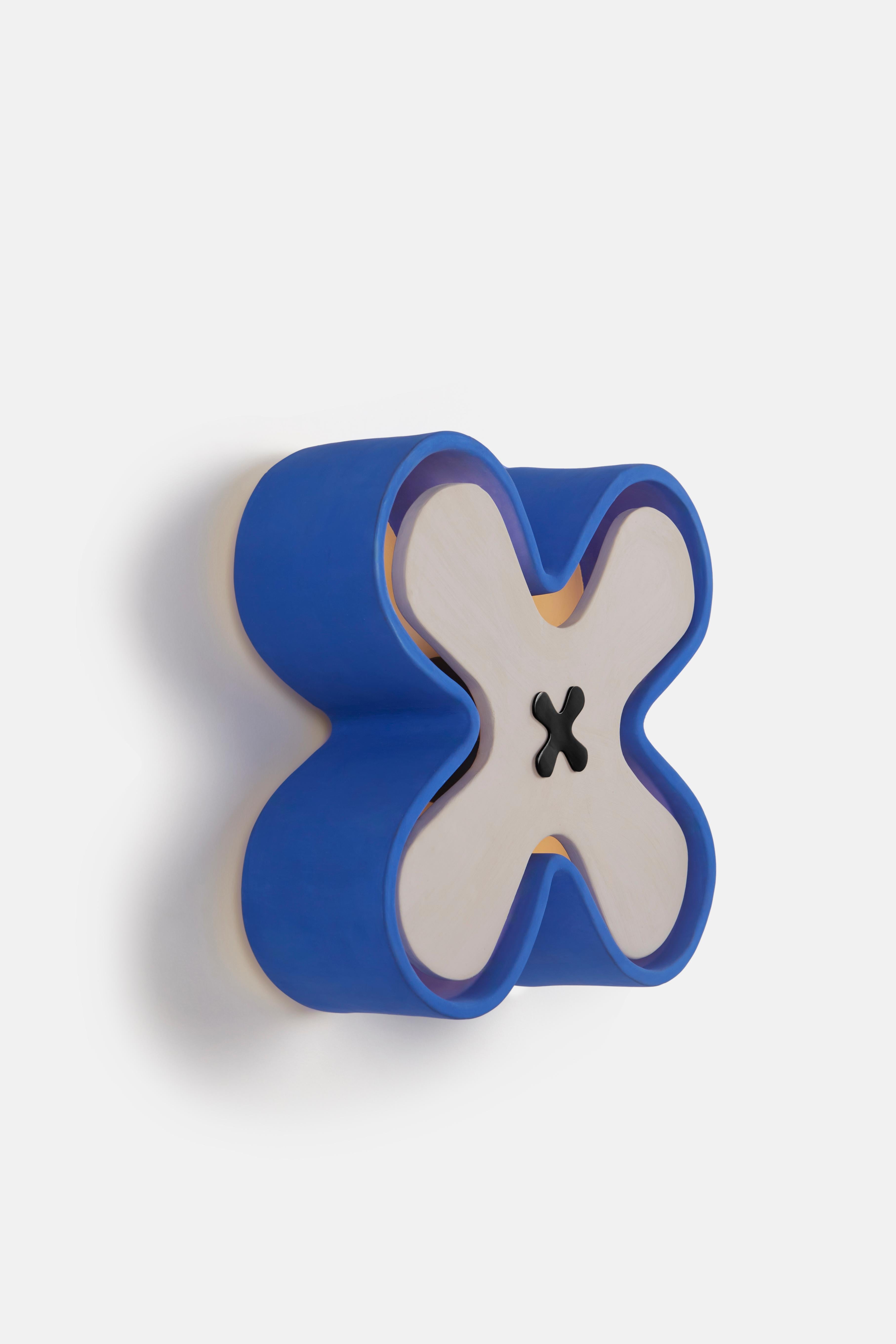 Lámpara de pared Cross by Hatsu
Dimensiones: P 10,2 x An 26,7 x Al 26,7 cm 
Materiales: Cerámica, metal con recubrimiento de polvo.

Todas nuestras lámparas pueden cablearse según cada país. Si se vende a EE.UU., se cableará para ese país, por