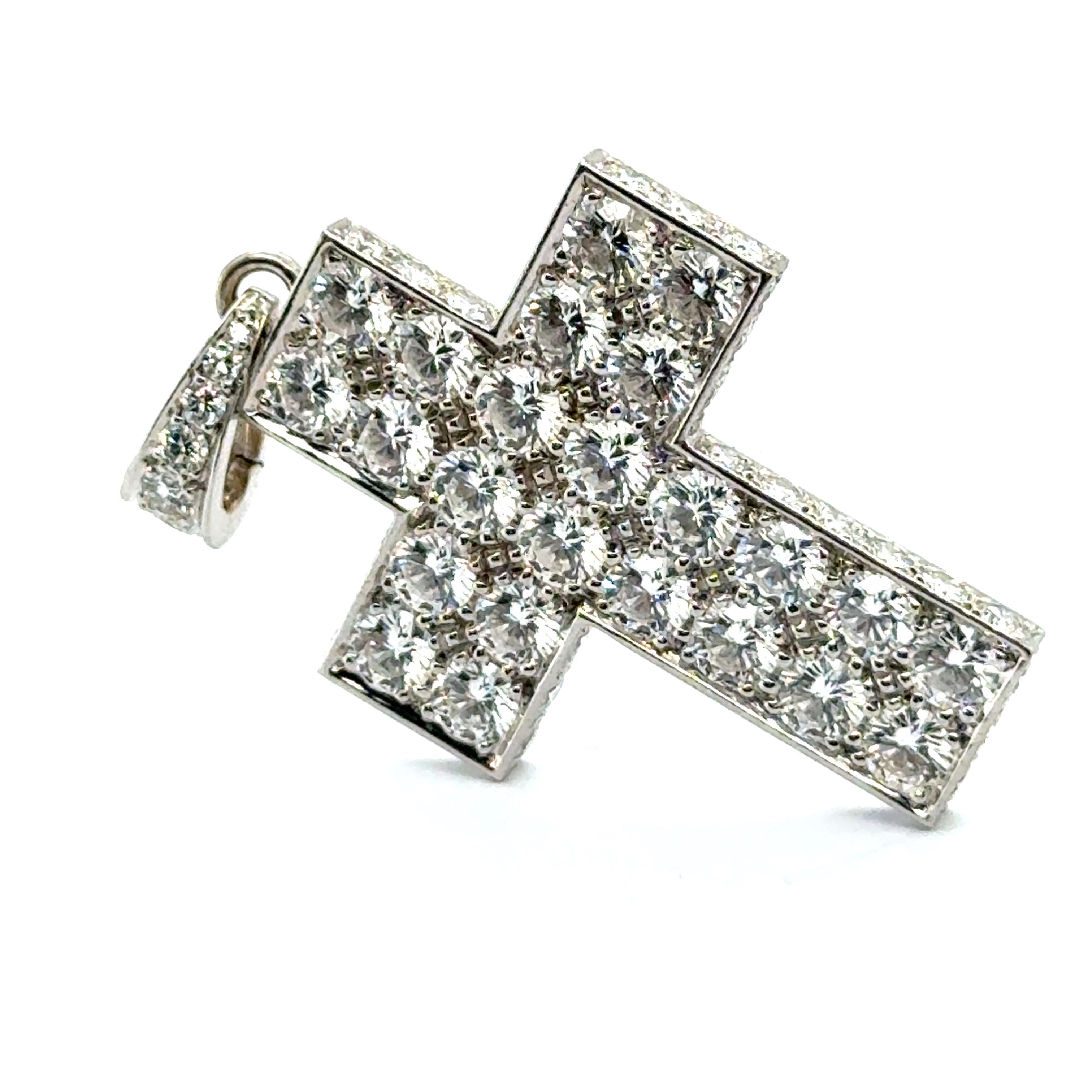 La croce di Cartier in oro bianco 18 carati, con 30 diamanti incastonati per un totale di 5,59 carati, è un pezzo davvero squisito.  

L'elegante montatura in oro bianco esalta il suo fascino moderno, mentre i diamanti donano uno scintillio radioso