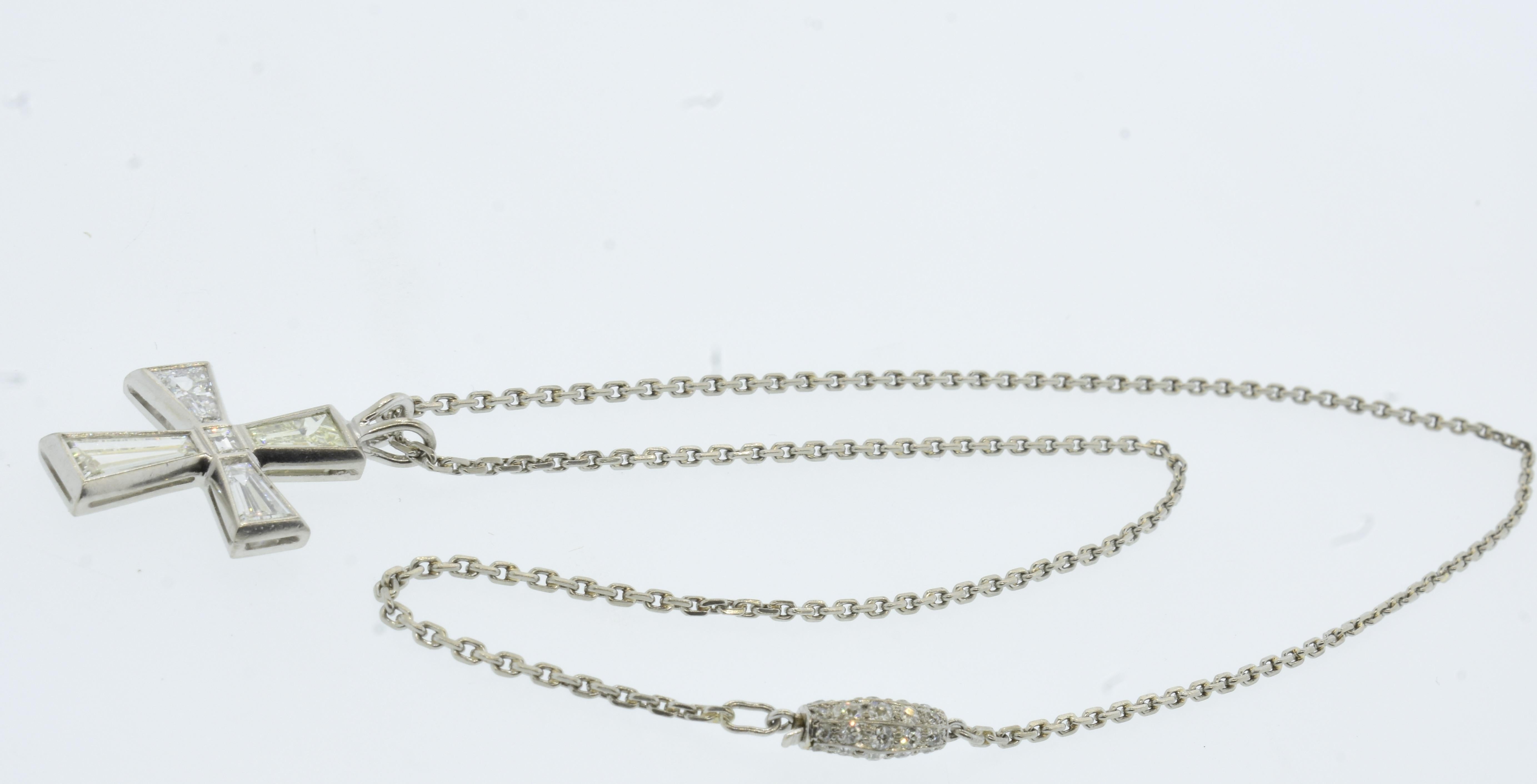 Croix avec de fins diamants de taille fantaisie en platine sur une fine chaîne en diamants anciens en vente 7