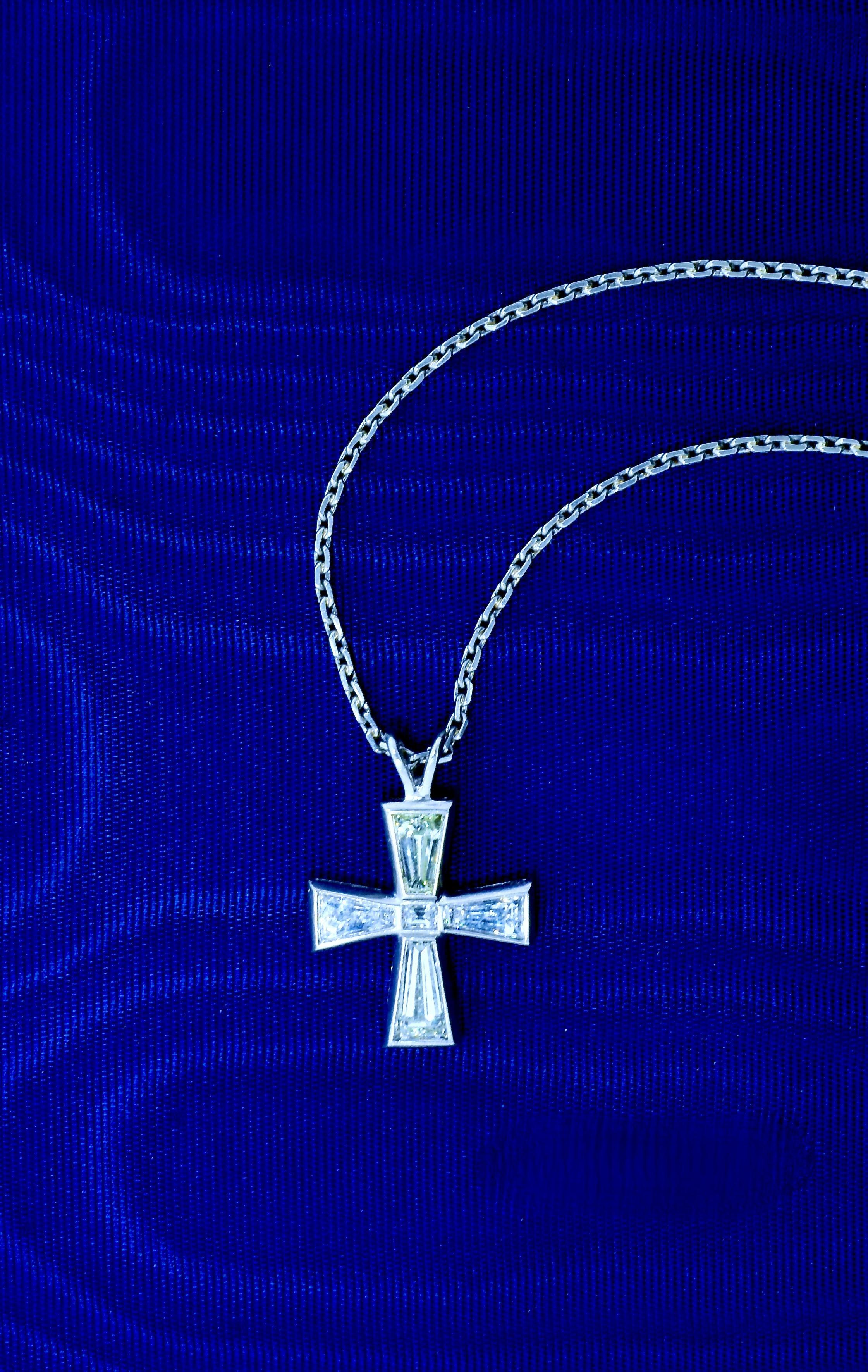 Taille navette Croix avec de fins diamants de taille fantaisie en platine sur une fine chaîne en diamants anciens en vente