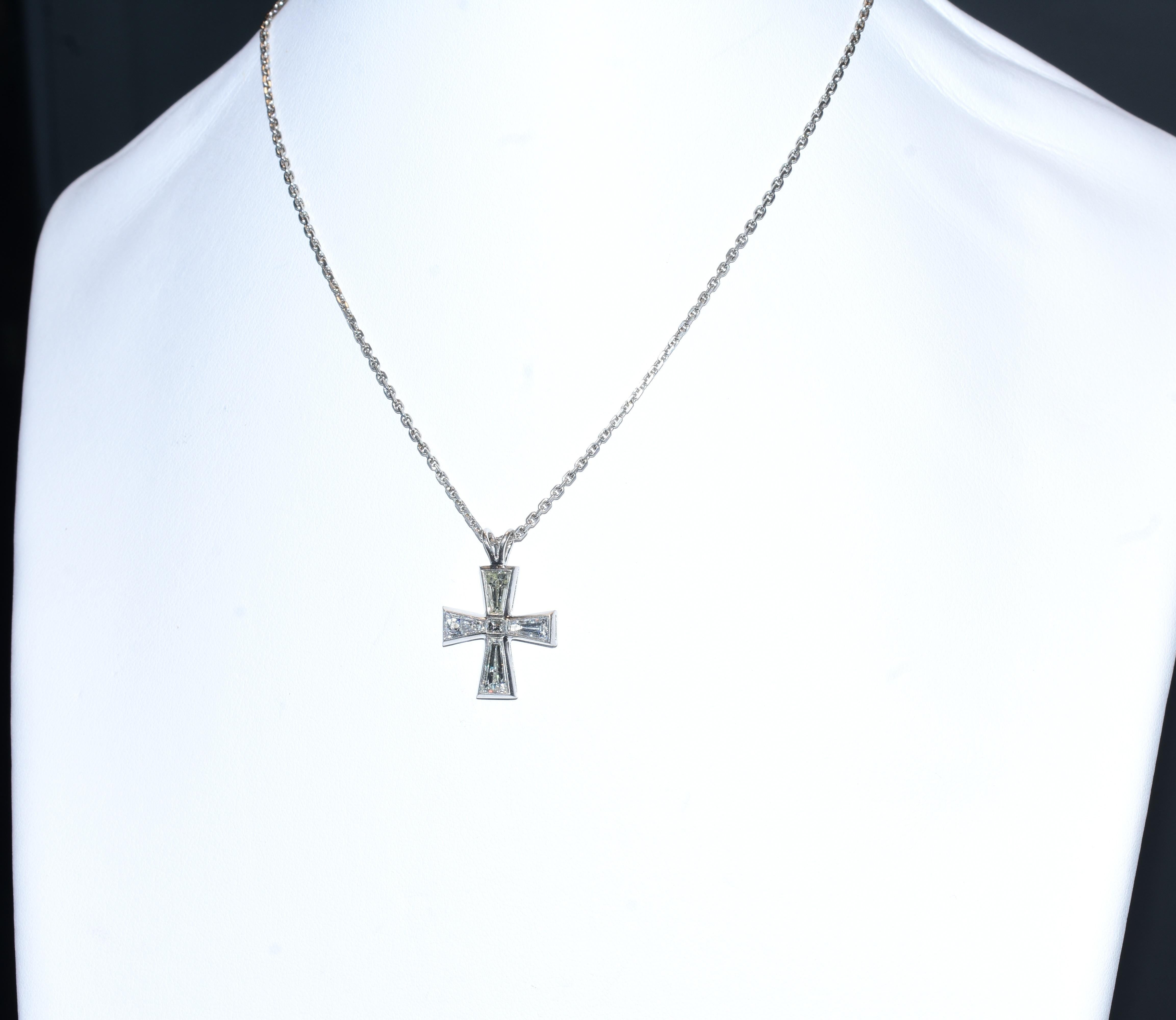 Croix avec de fins diamants de taille fantaisie en platine sur une fine chaîne en diamants anciens Excellent état - En vente à Aspen, CO