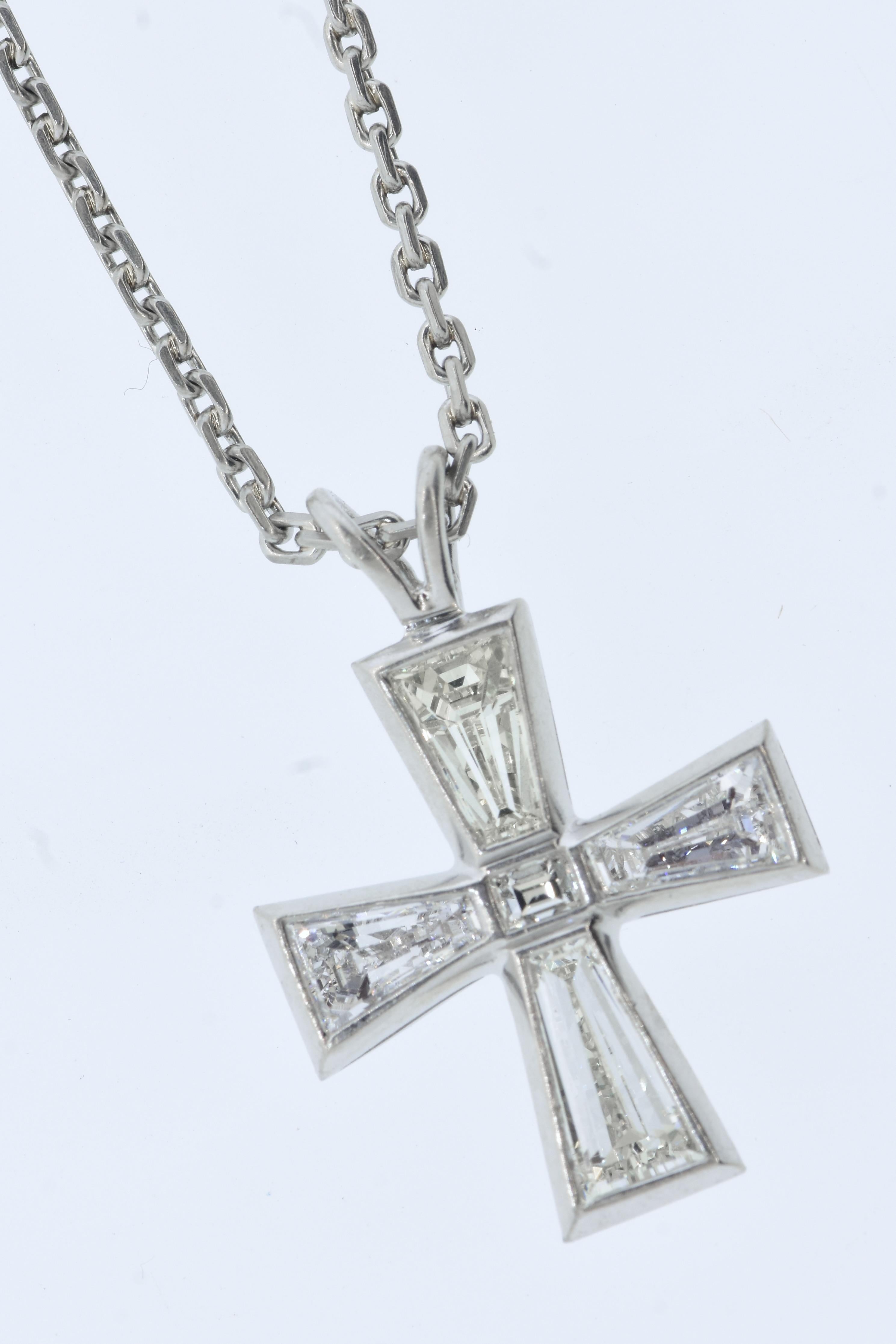 Croix avec de fins diamants de taille fantaisie en platine sur une fine chaîne en diamants anciens Unisexe en vente