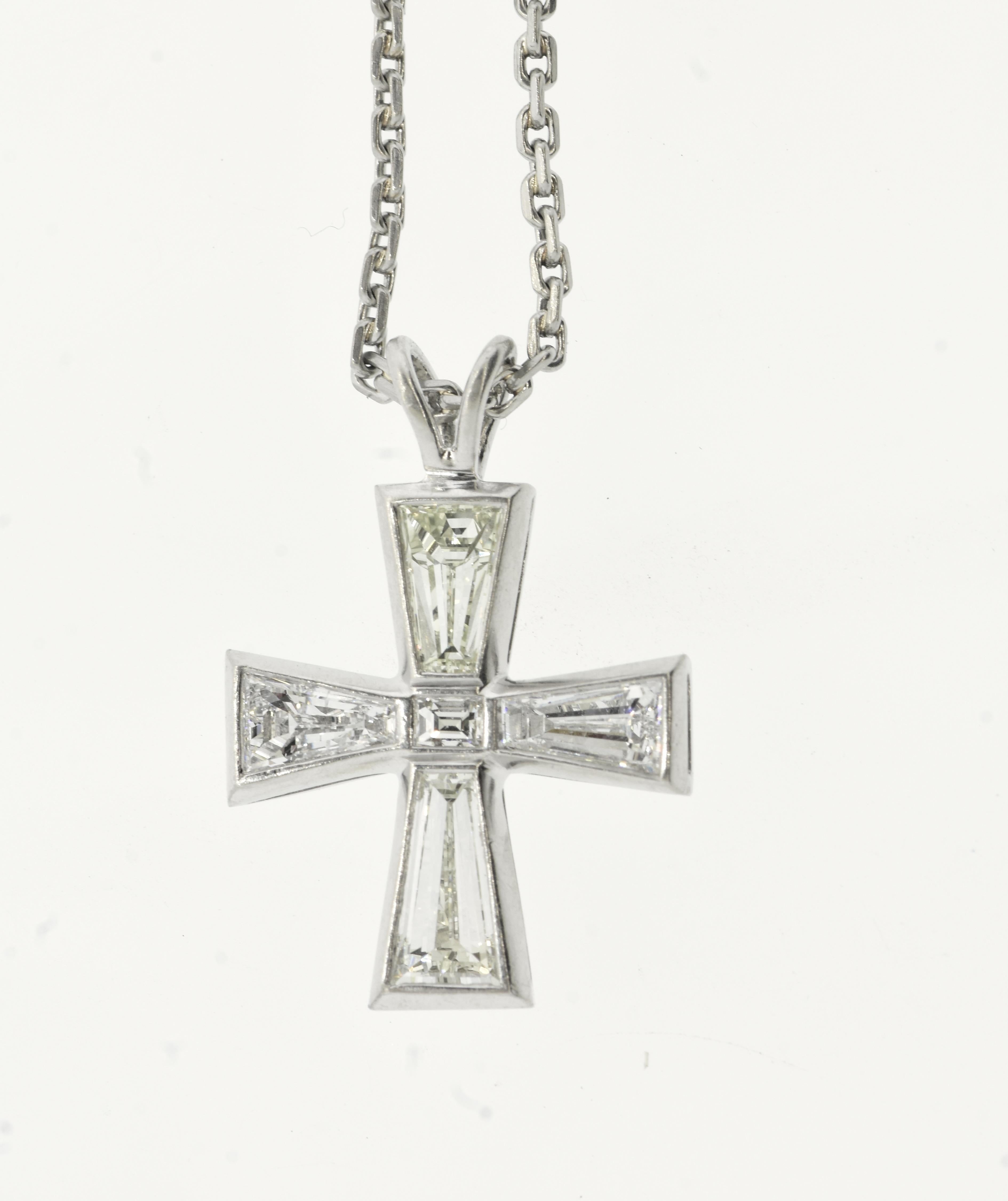 Croix avec de fins diamants de taille fantaisie en platine sur une fine chaîne en diamants anciens en vente 1