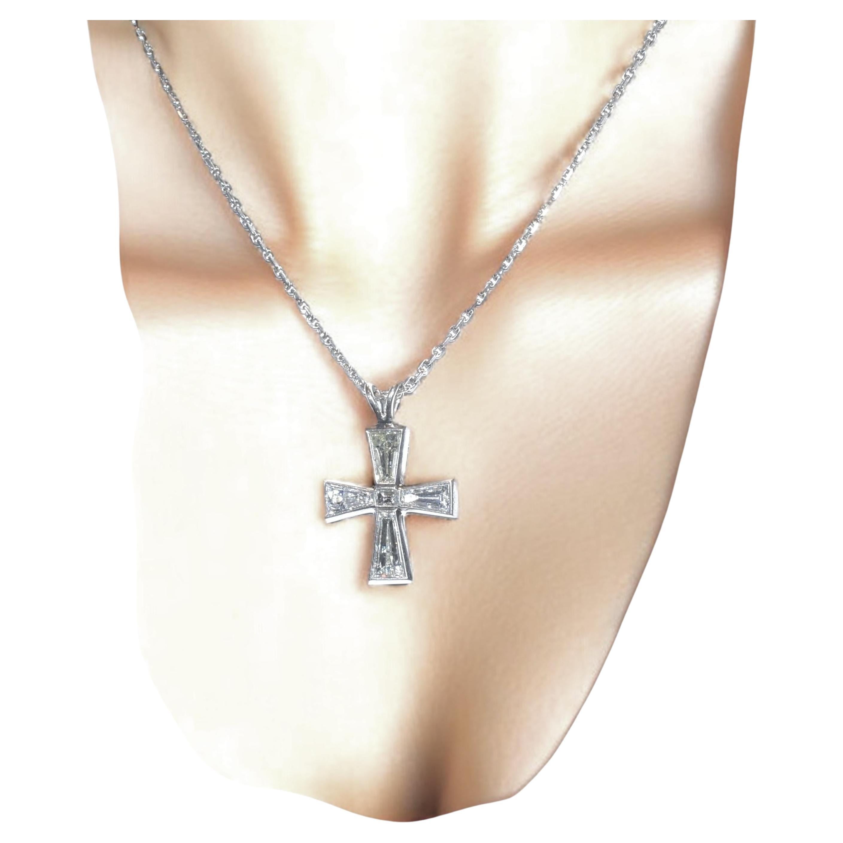 Croix avec de fins diamants de taille fantaisie en platine sur une fine chaîne en diamants anciens en vente