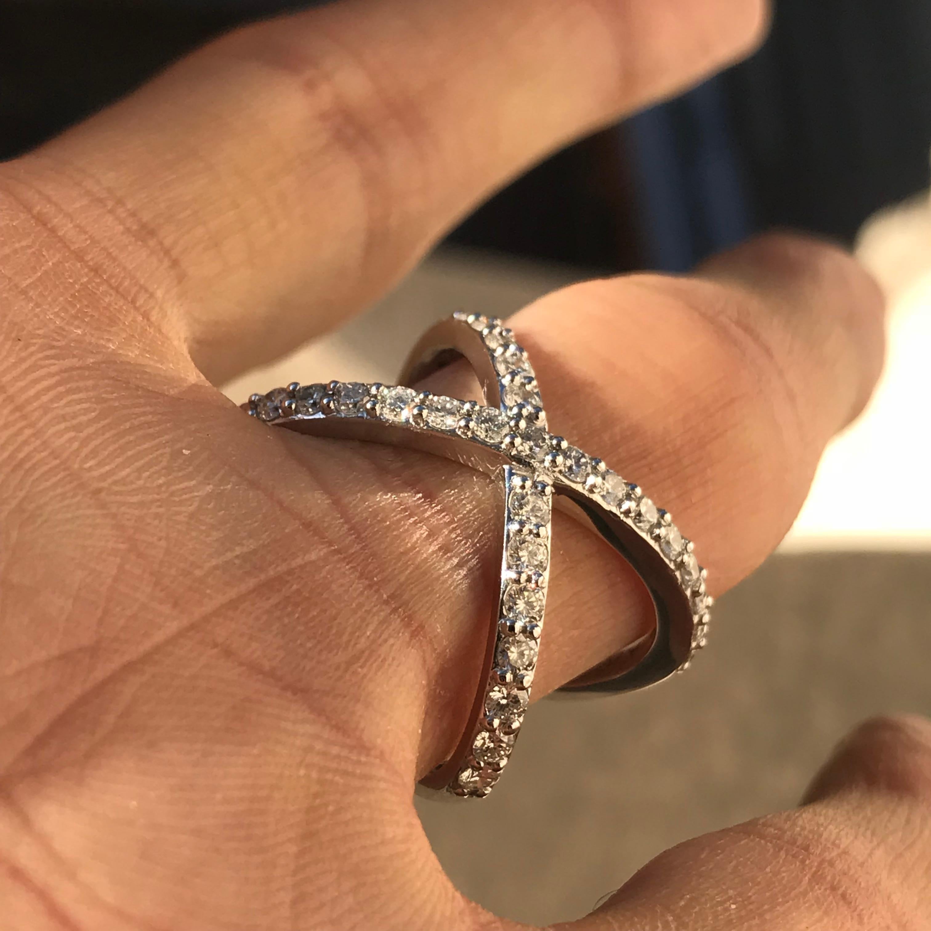 Auf Bestellung gefertigt, bitte 1-2 Tage warten  Wochen nach Genehmigung des endgültigen Designs durch den Kunden. 

  33 Perfekt gefasste Diamanten 1,9 MM mit einem Gewicht von 0,91 Karat.
Weiße natürliche Diamanten ohne Behandlung (F-H Farbe VS-SI