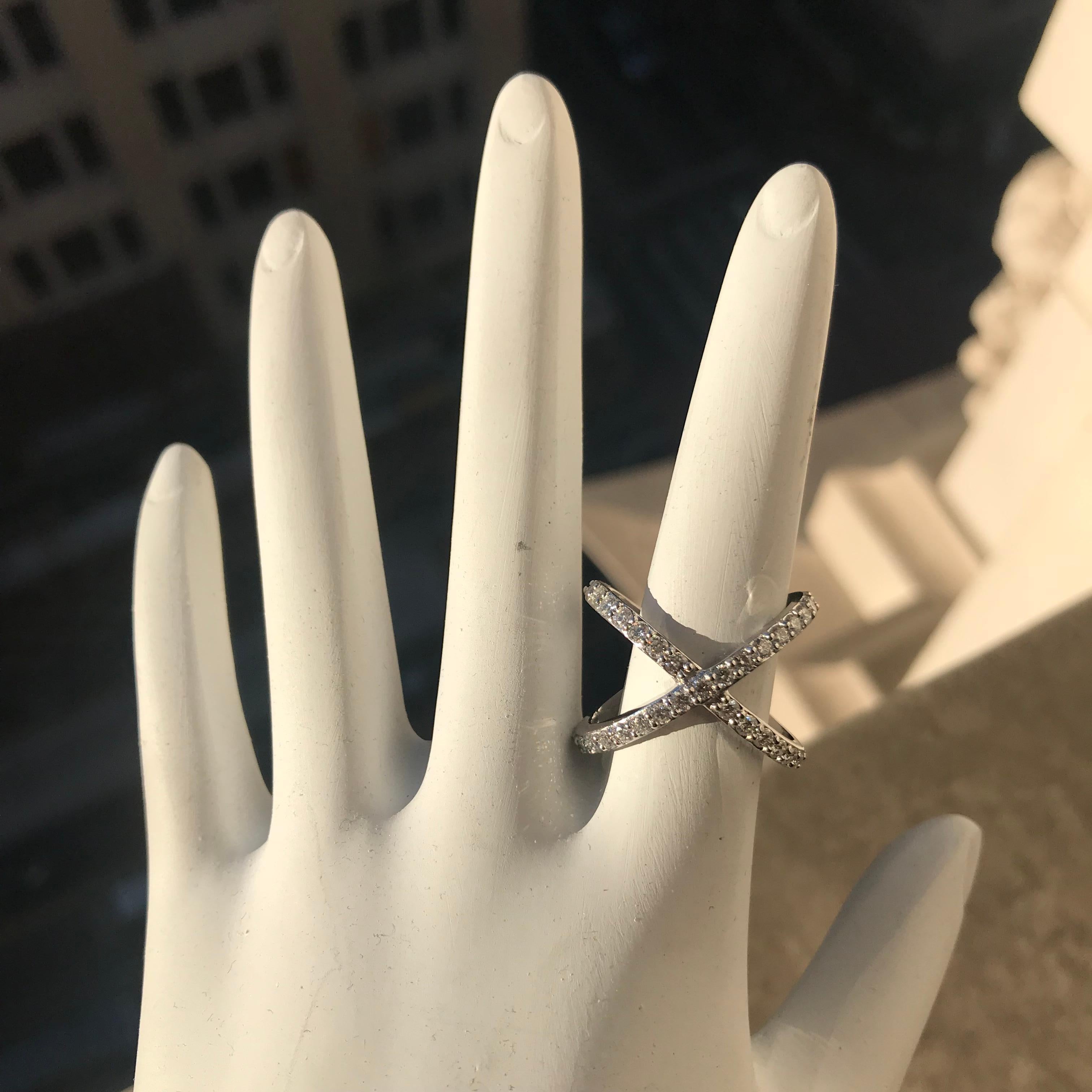 Cross X Diamant Hochzeit Eternity Band 0,91 Karat, 18 Karat W, Ben-Dannie (Rundschliff) im Angebot