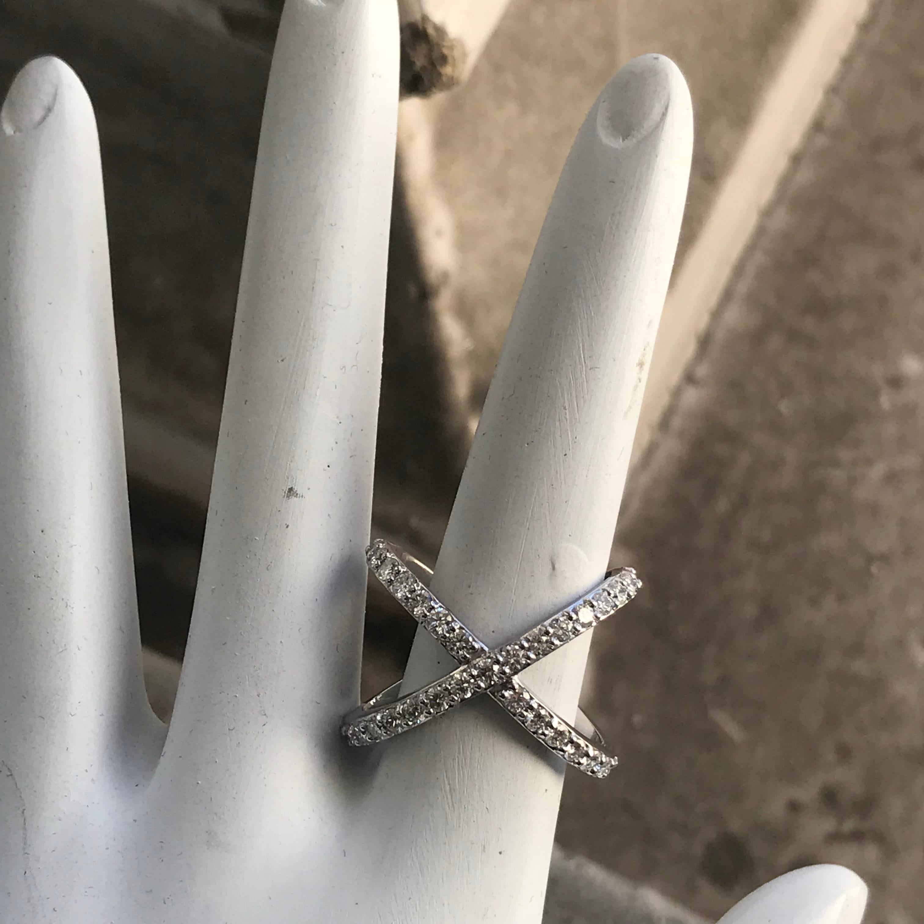 Cross X Diamant Hochzeit Eternity Band 0,91 Karat, 18 Karat W, Ben-Dannie im Zustand „Neu“ im Angebot in West Hollywood, CA