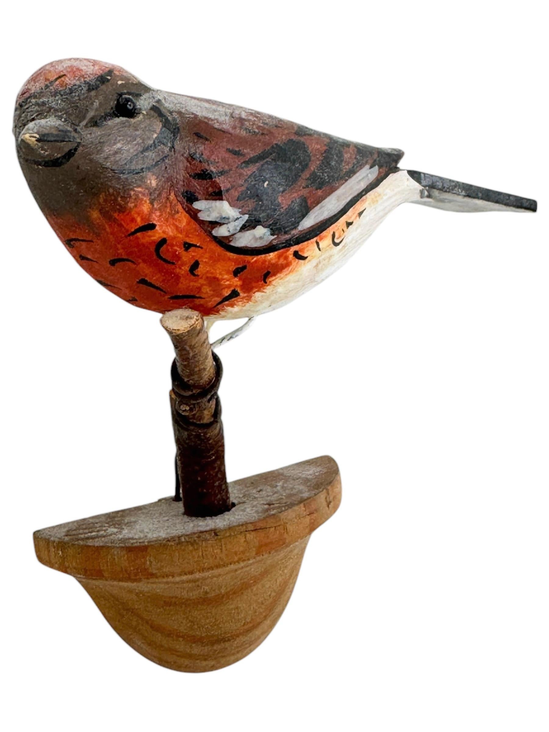 Precioso pájaro austriaco del siglo XX, tallado en madera, montado sobre un soporte para colgar. La tradición de estos pájaros en Austria, llamados 