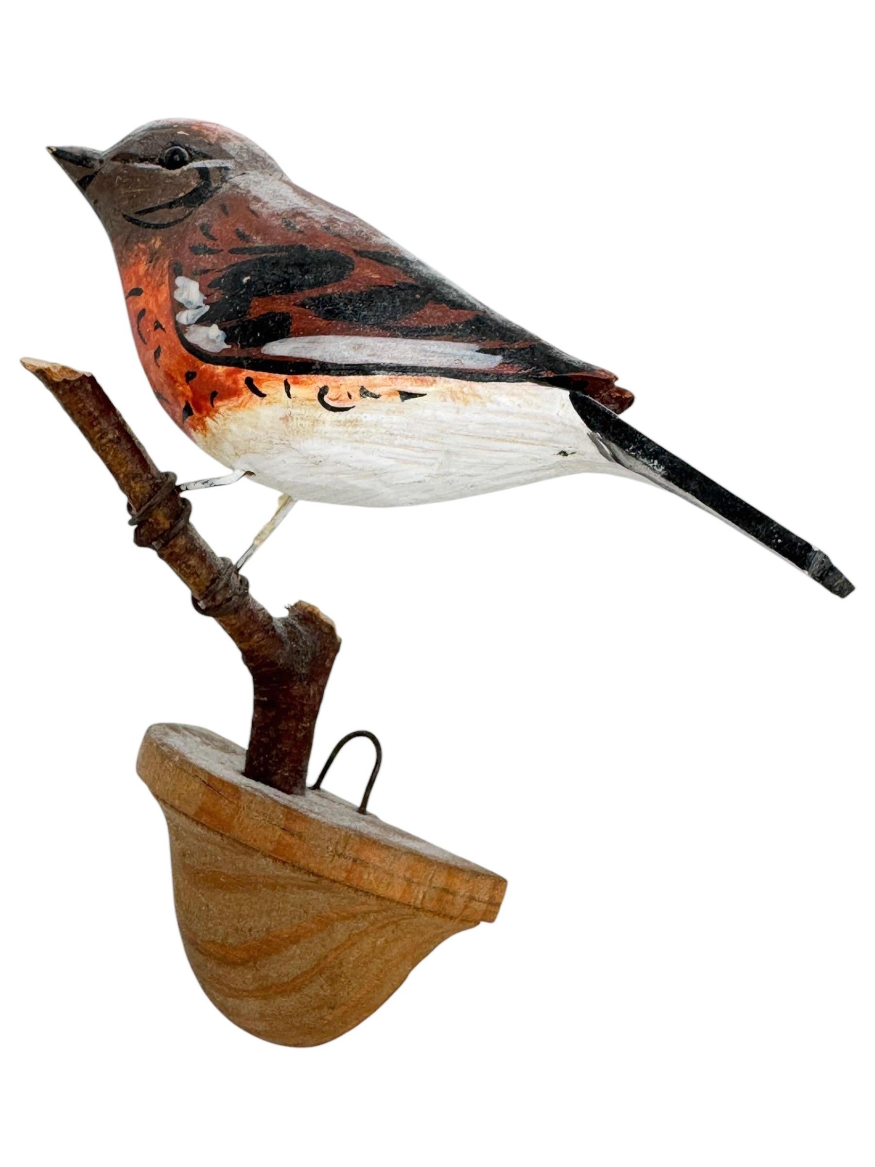 Pájaro Piquituerto Vichtauer Tallado a Mano en Madera, Arte Popular de la Selva Negra, Austria, Años 20 principios del siglo XX en venta