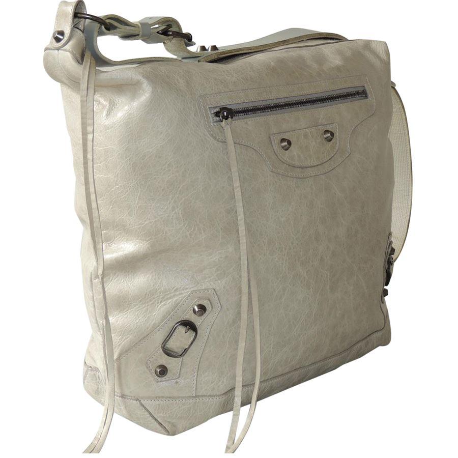 Leather Beige color Zip closure One inside pocket and one external pocket both with zip closure Cm 33 x 42 x 13 (12.99 x 1653 x 511inches)
