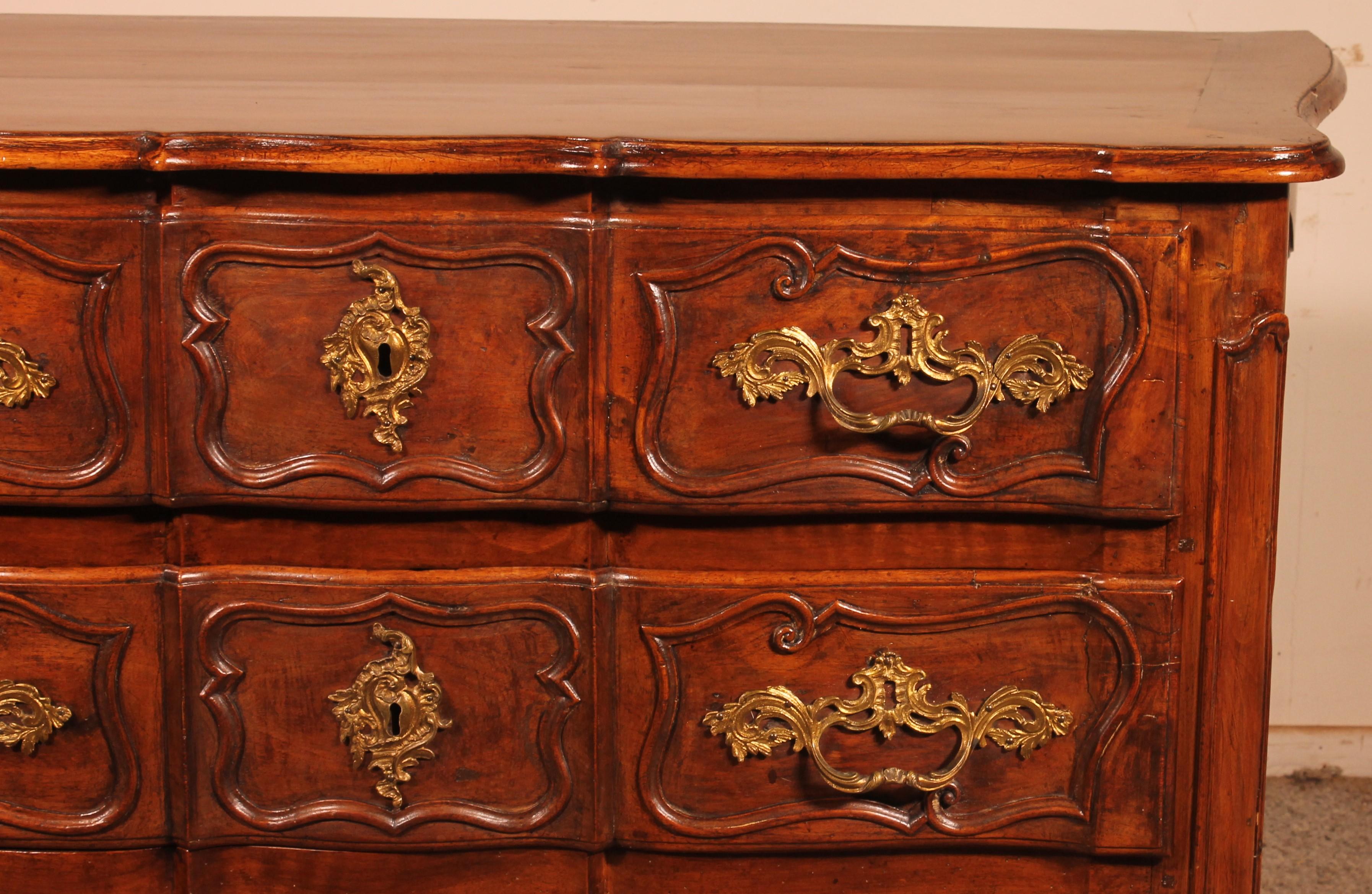 Magnificent crossbow chest of drawers in walnut from the 18th century - Bourgogne (Lyon) Louis XV

Very beautiful crossbow chest of drawers curved on its sides which is unusual and very elegant and rare
Superb molding work on the